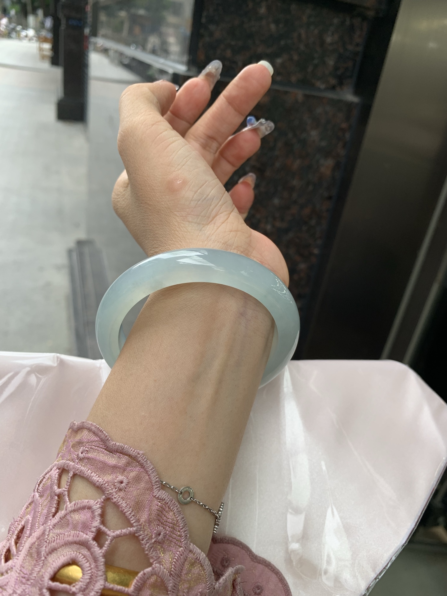 冰蓝正圈，57.4/8.4/11.7，0502-N584-1，底妆冰润细腻，千变万化的冰晴蓝底色，拥有海的颜色，却散发着星空的光芒，这是一只来自冰川蓝的清冷气质仙女镯，无裂