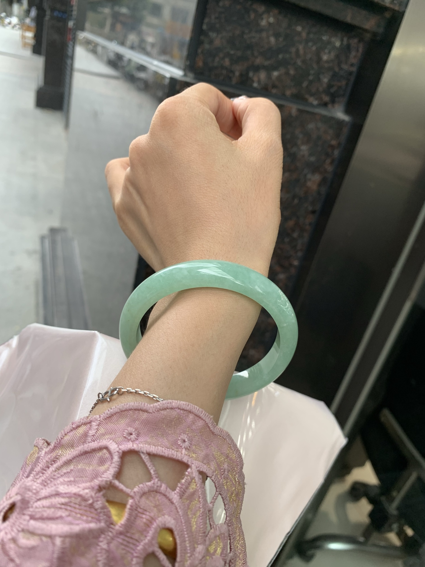 果绿正圈，58/7.3/11.4，0502-2A104，底妆水润，宛如新鲜的青苹果，充满了生机与活力，满圈底色均匀，上手显白显气质，折射出迷人的光芒