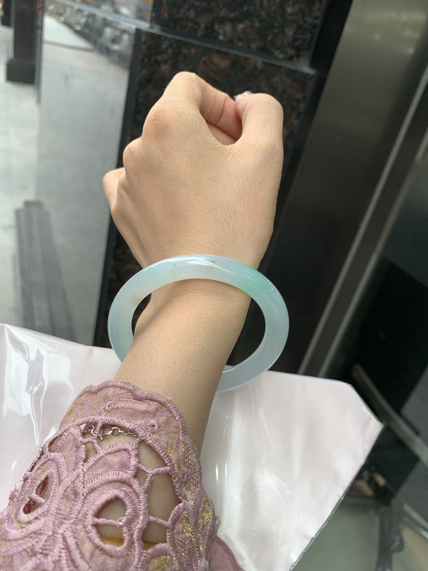 冰飘绿洒金圆条，56.9/9.2/8.9，0502-N604，打灯棉纹，玉质冰润细腻，有洒金特色，清爽的底子飘一抹甜阳绿花，鲜活而灵动，犹如新冒的嫩芽，艳丽惹人