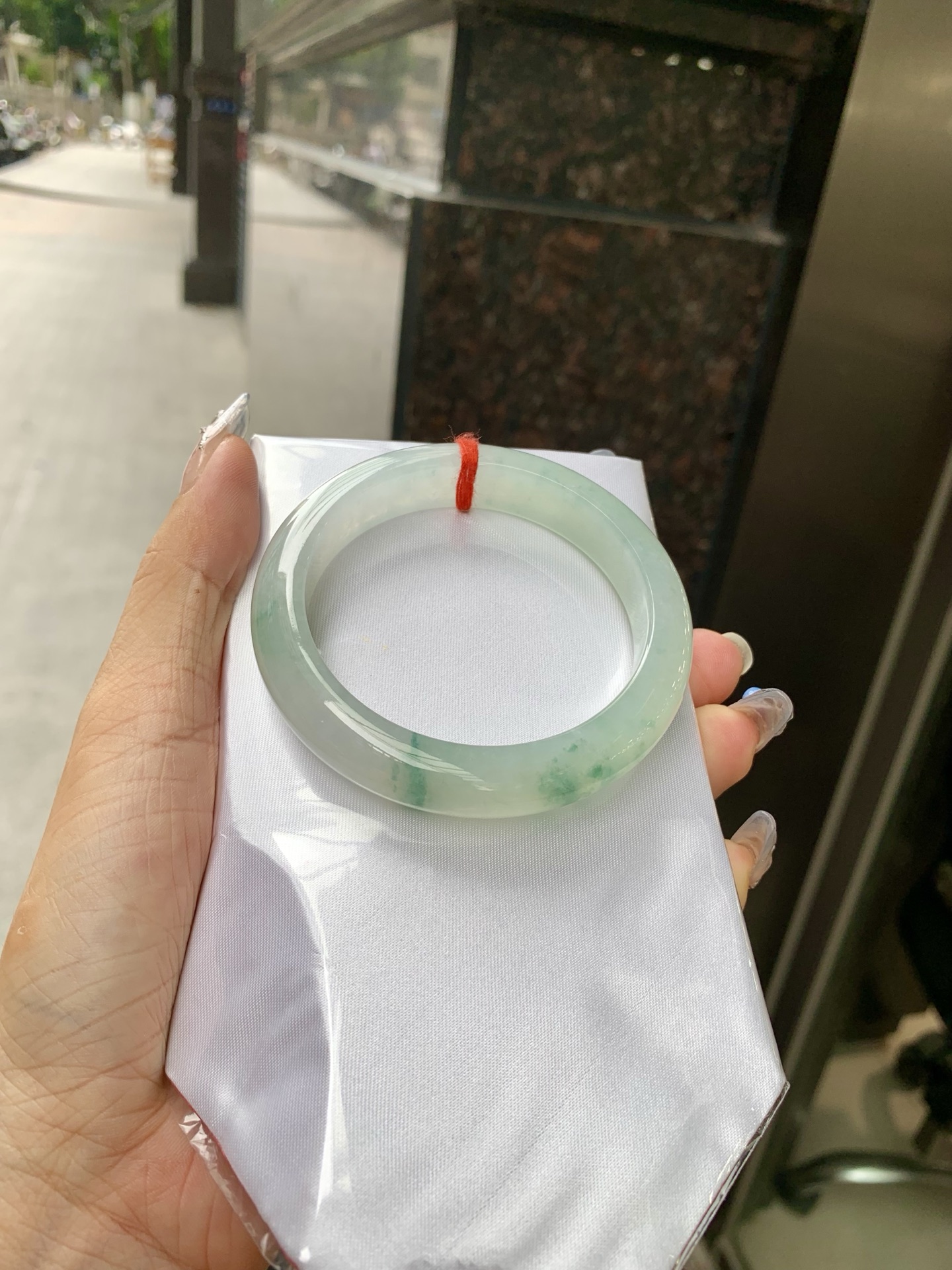 冰飘花正圈，56.2/8.4/11.9，0502-N615，底妆水润细腻，几抹蓝绿花灵动飘逸，意境感十足，古典优雅又秀气，无裂