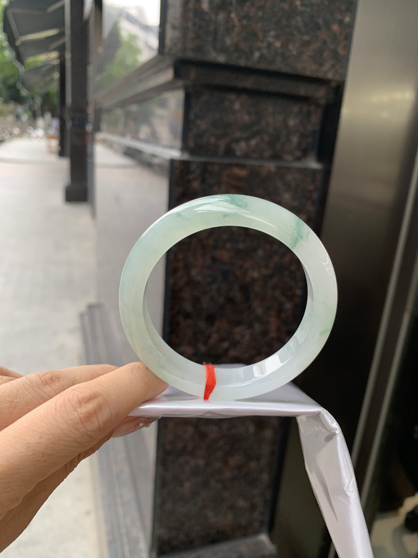冰飘花正圈，56.2/8.4/11.9，0502-N615，底妆水润细腻，几抹蓝绿花灵动飘逸，意境感十足，古典优雅又秀气，无裂