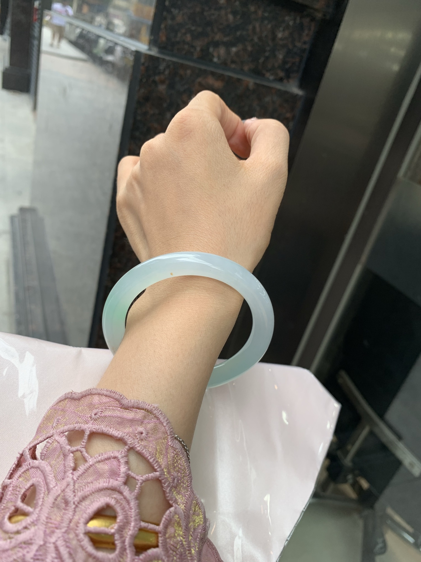 冰飘绿洒金圆条，56.9/9.2/8.9，0502-N604，打灯棉纹，玉质冰润细腻，有洒金特色，清爽的底子飘一抹甜阳绿花，鲜活而灵动，犹如新冒的嫩芽，艳丽惹人