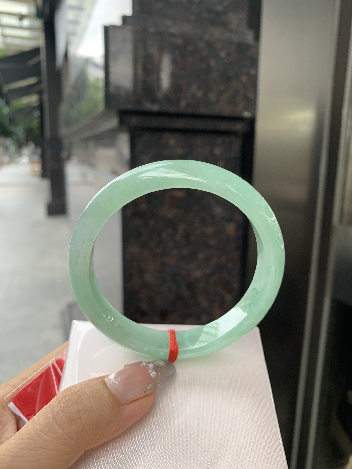 果绿正圈，58/7.3/11.4，0502-2A104，底妆水润，宛如新鲜的青苹果，充满了生机与活力，满圈底色均匀，上手显白显气质，折射出迷人的光芒