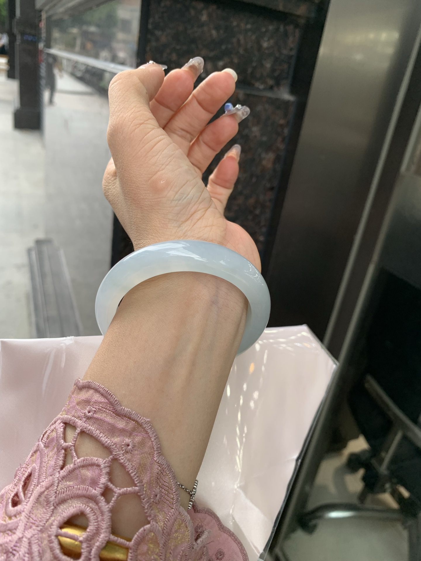 冰晴正圈，54/8.2/12.4，0502-4A101，打灯棉线，底妆水润，满圈渐变晴底，像初春嫩芽落入清泉，均匀柔和，抬眼就是一片宁静感