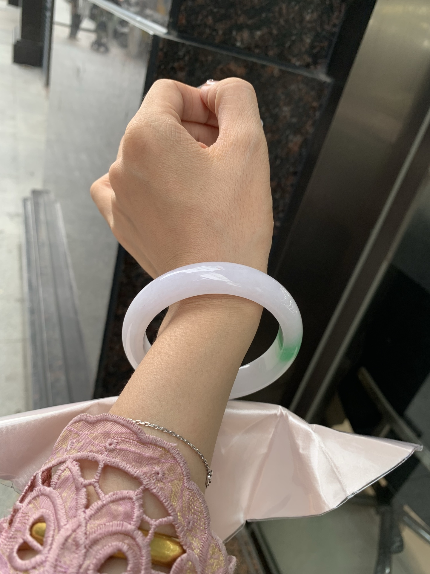 白底青宽版正圈，59.5-8.8-14，0502-N618，打灯细纹，不影响，底妆水润，几抹绿花飘舞，清新动人，更显灵动，有生命力