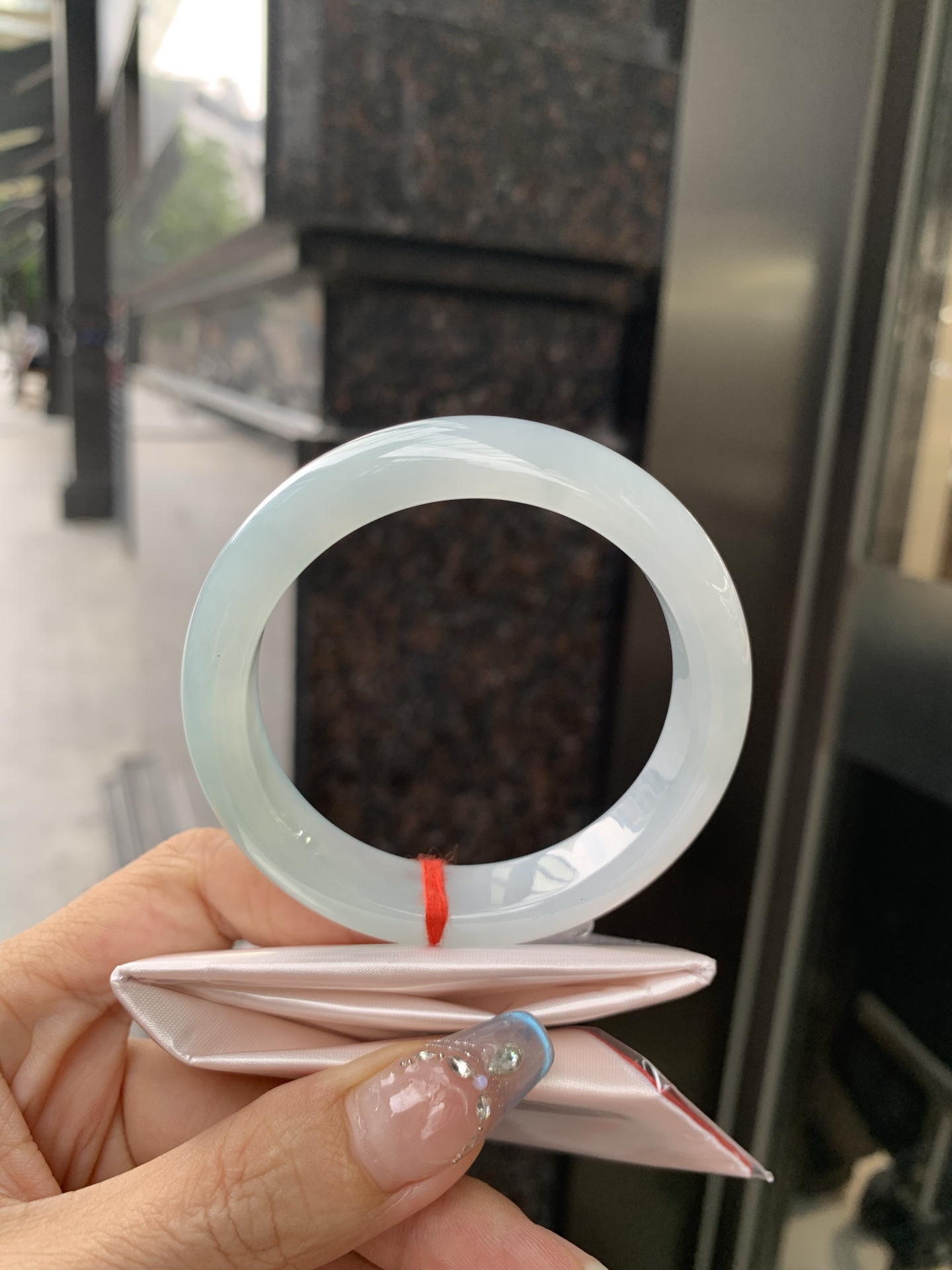 冰晴正圈，54/8.2/12.4，0502-4A101，打灯棉线，底妆水润，满圈渐变晴底，像初春嫩芽落入清泉，均匀柔和，抬眼就是一片宁静感