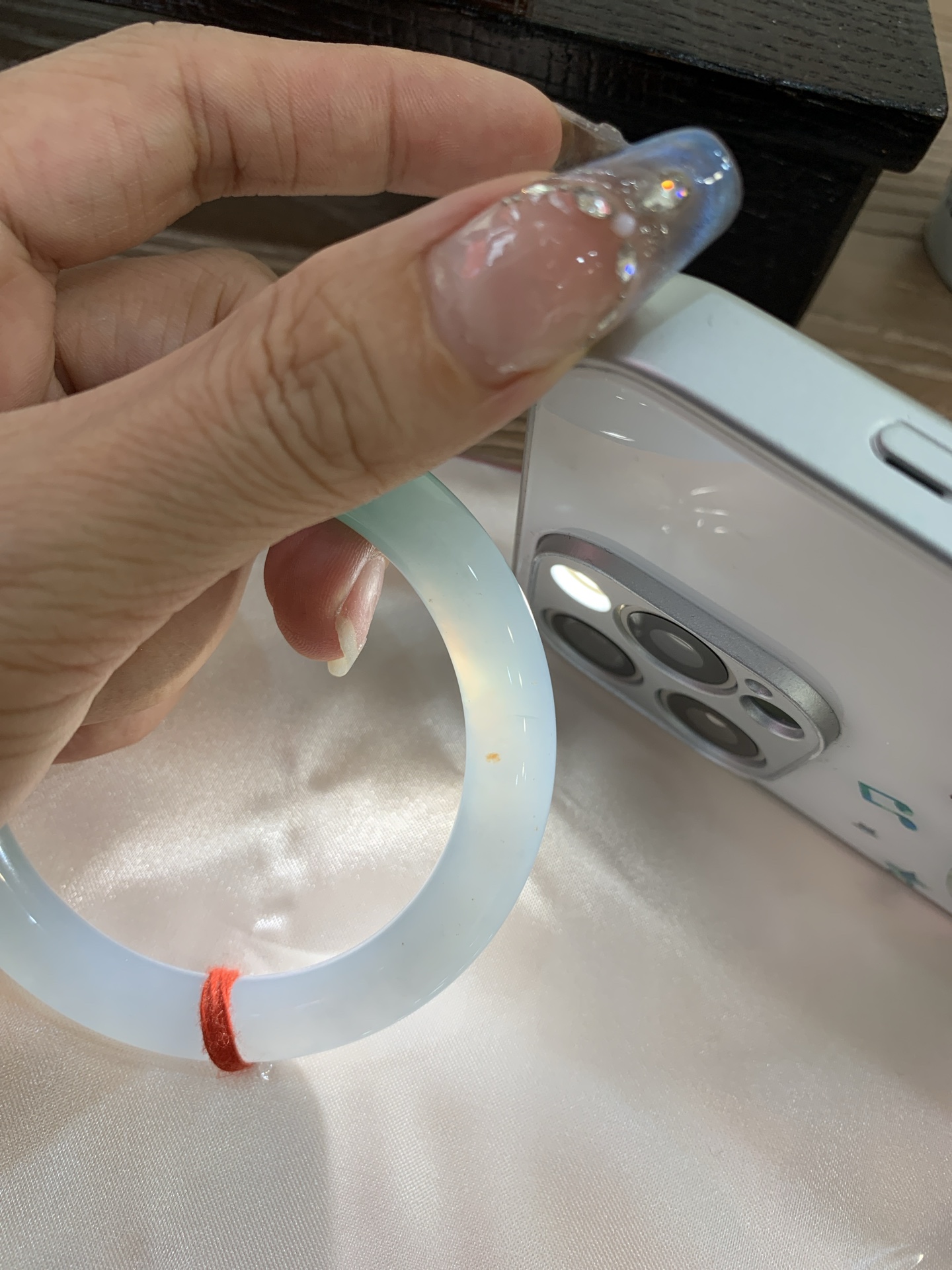 冰飘绿洒金圆条，56.9/9.2/8.9，0502-N604，打灯棉纹，玉质冰润细腻，有洒金特色，清爽的底子飘一抹甜阳绿花，鲜活而灵动，犹如新冒的嫩芽，艳丽惹人