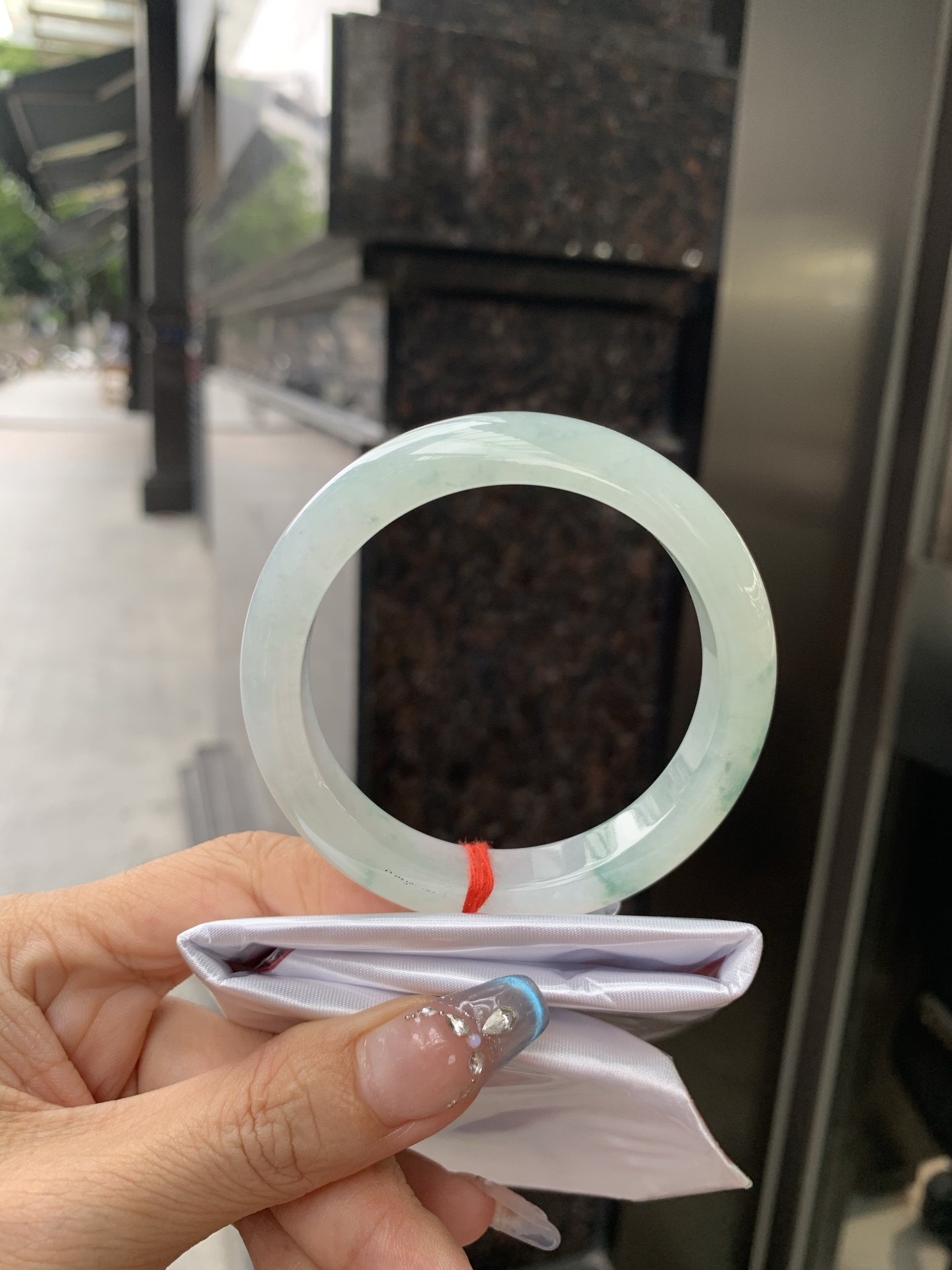 冰飘花正圈，56.2/8.4/11.9，0502-N615，底妆水润细腻，几抹蓝绿花灵动飘逸，意境感十足，古典优雅又秀气，无裂