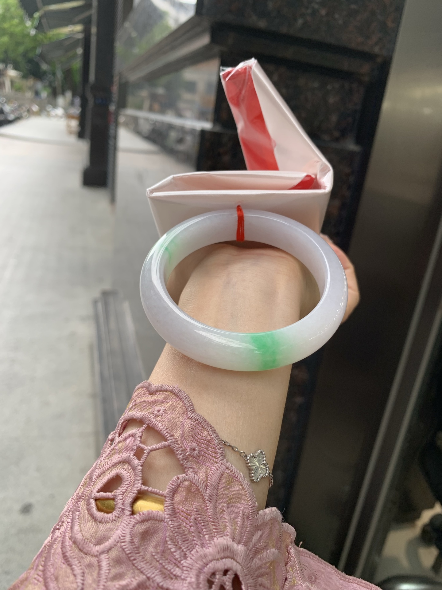 白底青宽版正圈，59.5-8.8-14，0502-N618，打灯细纹，不影响，底妆水润，几抹绿花飘舞，清新动人，更显灵动，有生命力