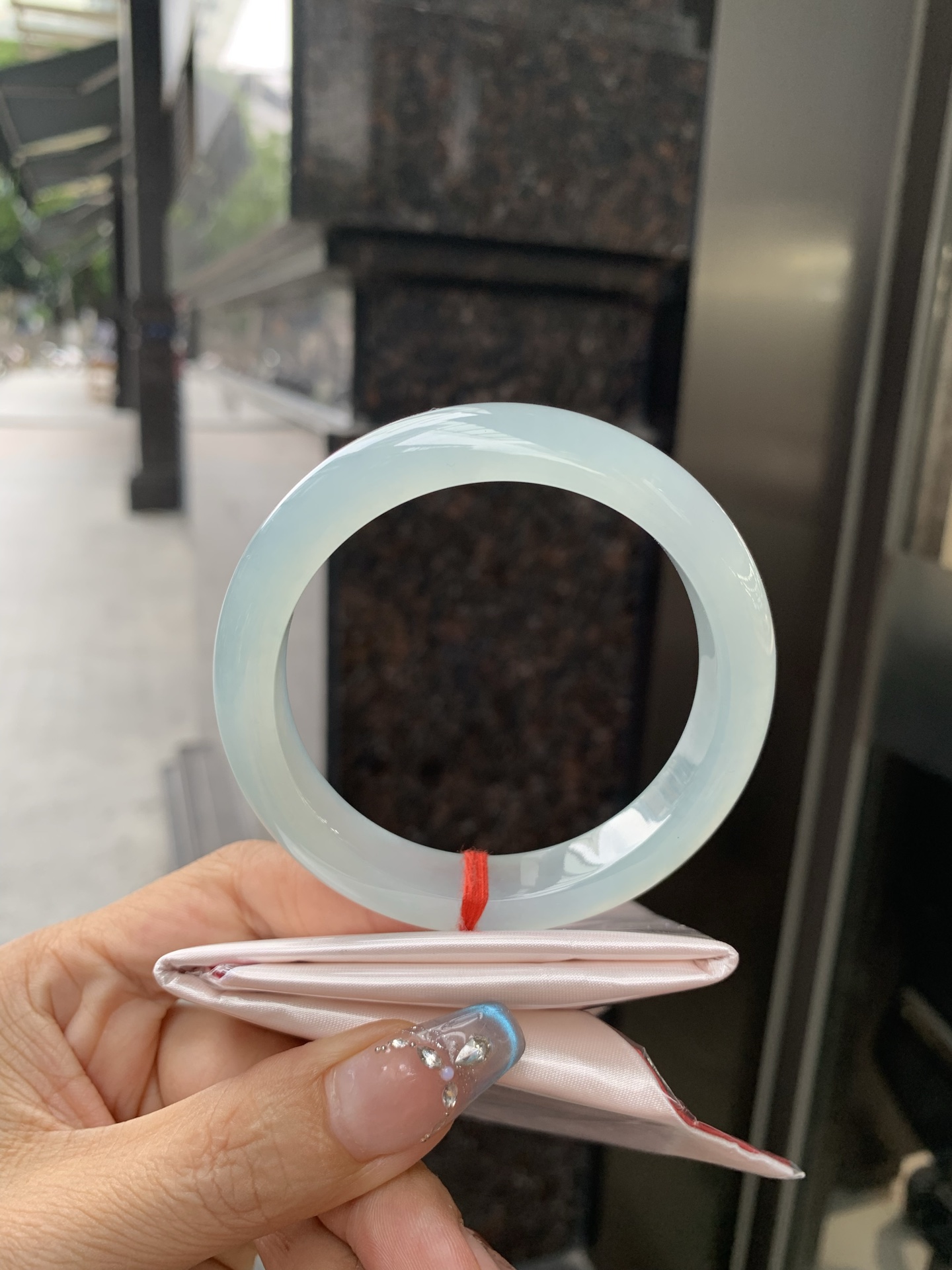 冰蓝正圈，57.4/8.4/11.7，0502-N584-1，底妆冰润细腻，千变万化的冰晴蓝底色，拥有海的颜色，却散发着星空的光芒，这是一只来自冰川蓝的清冷气质仙女镯，无裂