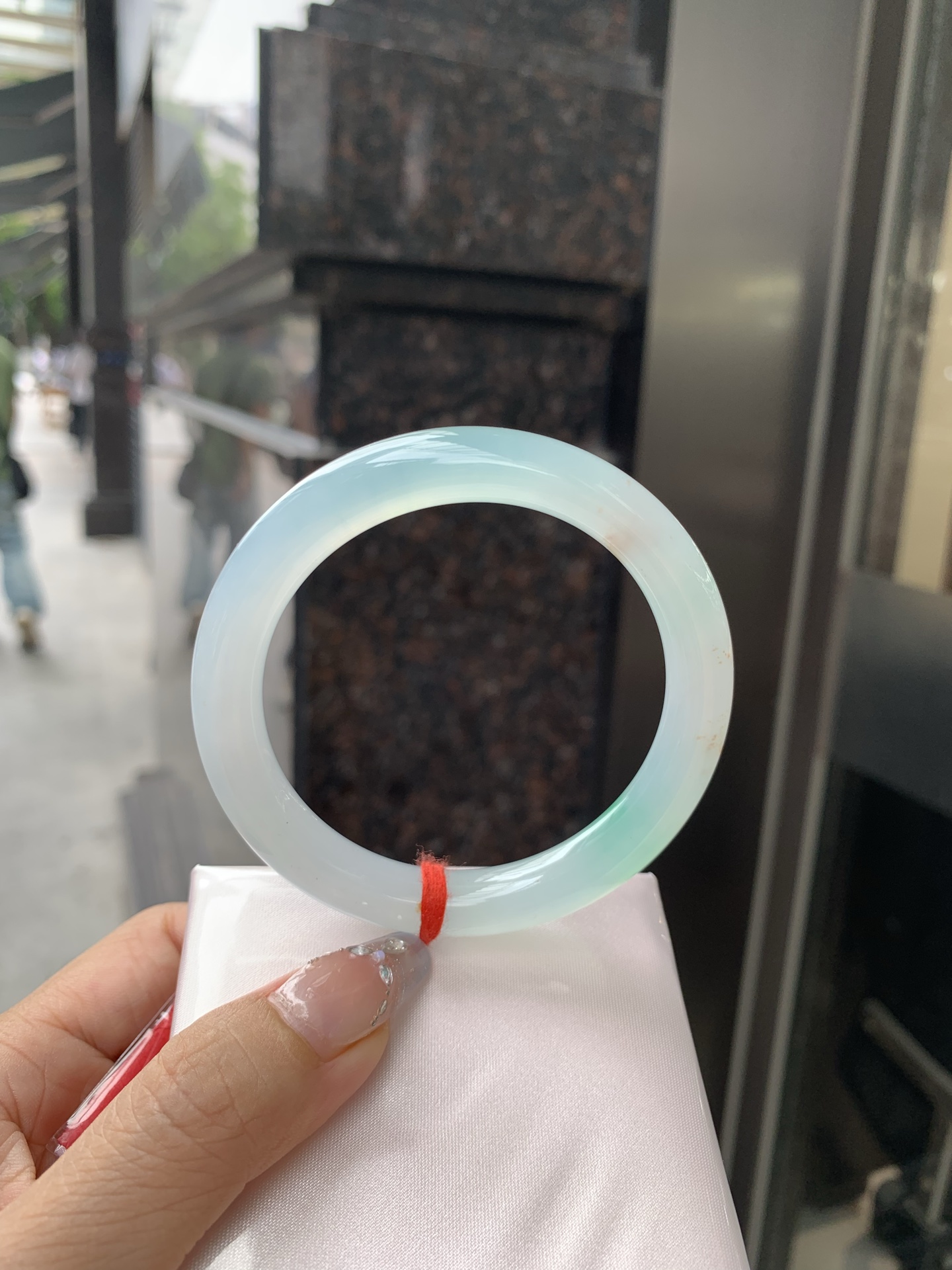 冰飘绿洒金圆条，56.9/9.2/8.9，0502-N604，打灯棉纹，玉质冰润细腻，有洒金特色，清爽的底子飘一抹甜阳绿花，鲜活而灵动，犹如新冒的嫩芽，艳丽惹人