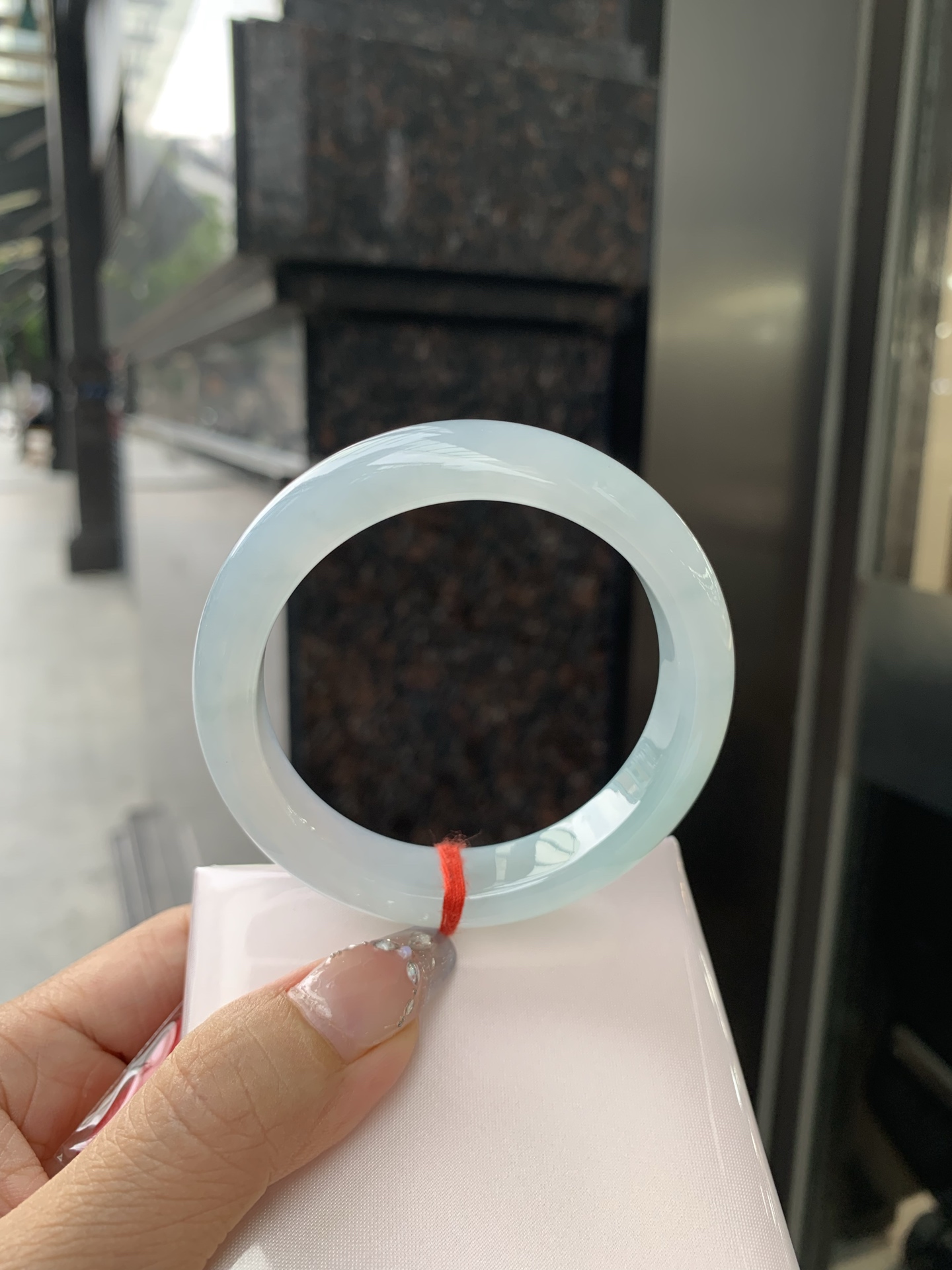 冰晴正圈，54/8.2/12.4，0502-4A101，打灯棉线，底妆水润，满圈渐变晴底，像初春嫩芽落入清泉，均匀柔和，抬眼就是一片宁静感
