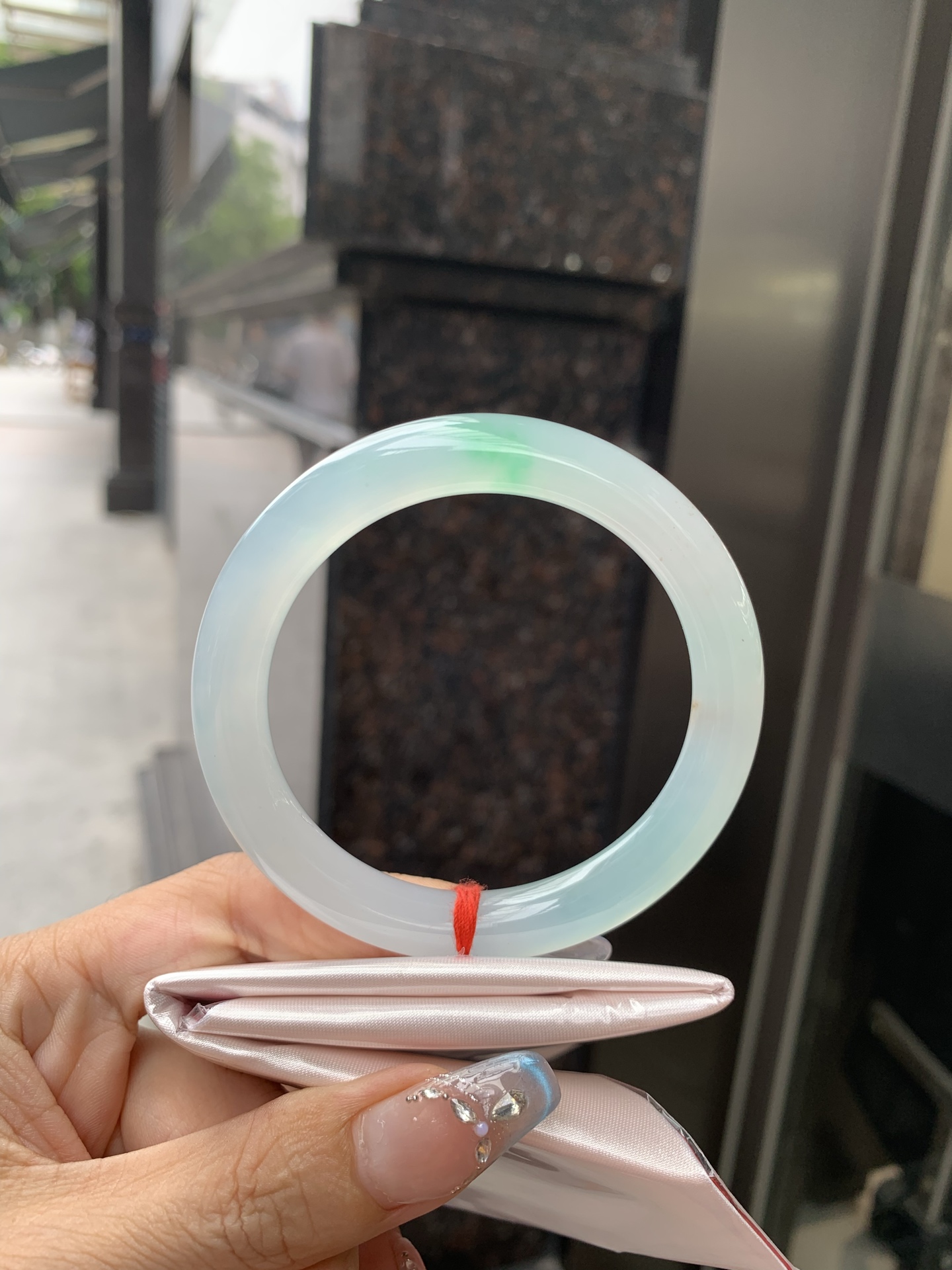 冰飘绿洒金圆条，56.9/9.2/8.9，0502-N604，打灯棉纹，玉质冰润细腻，有洒金特色，清