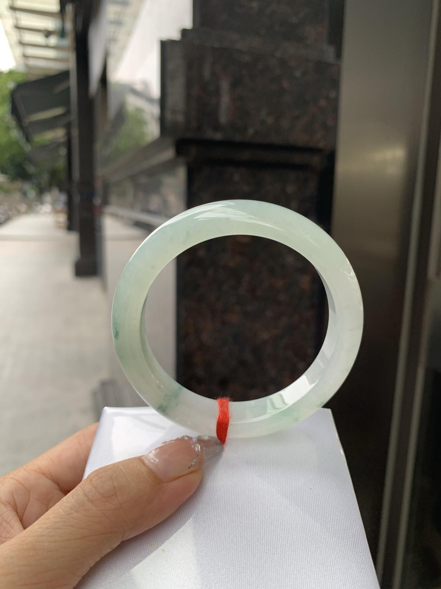 冰飘花正圈，56.2/8.4/11.9，0502-N615，底妆水润细腻，几抹蓝绿花灵动飘逸，意境感十足，古典优雅又秀气，无裂