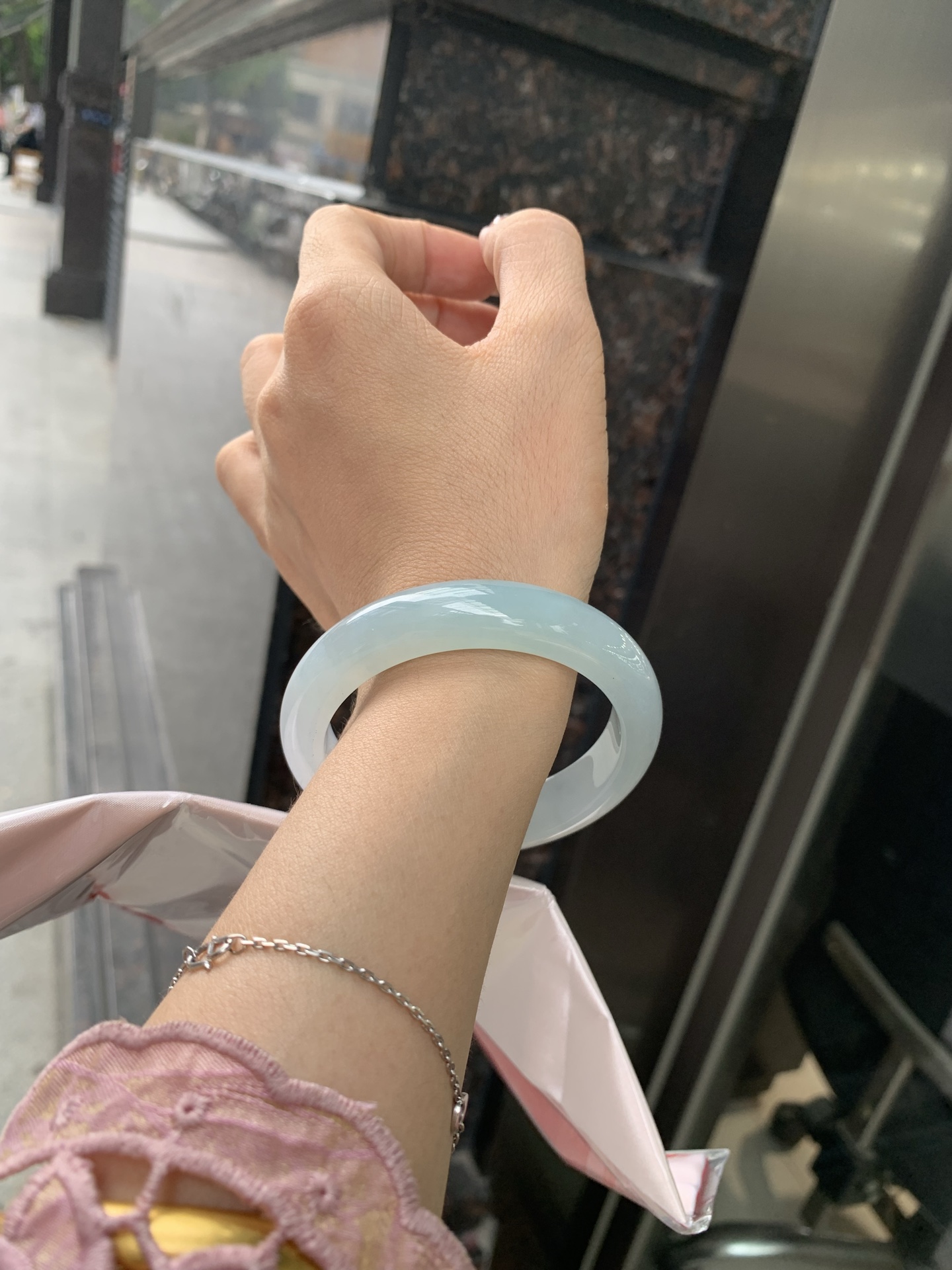 冰晴正圈，54/8.2/12.4，0502-4A101，打灯棉线，底妆水润，满圈渐变晴底，像初春嫩芽落入清泉，均匀柔和，抬眼就是一片宁静感