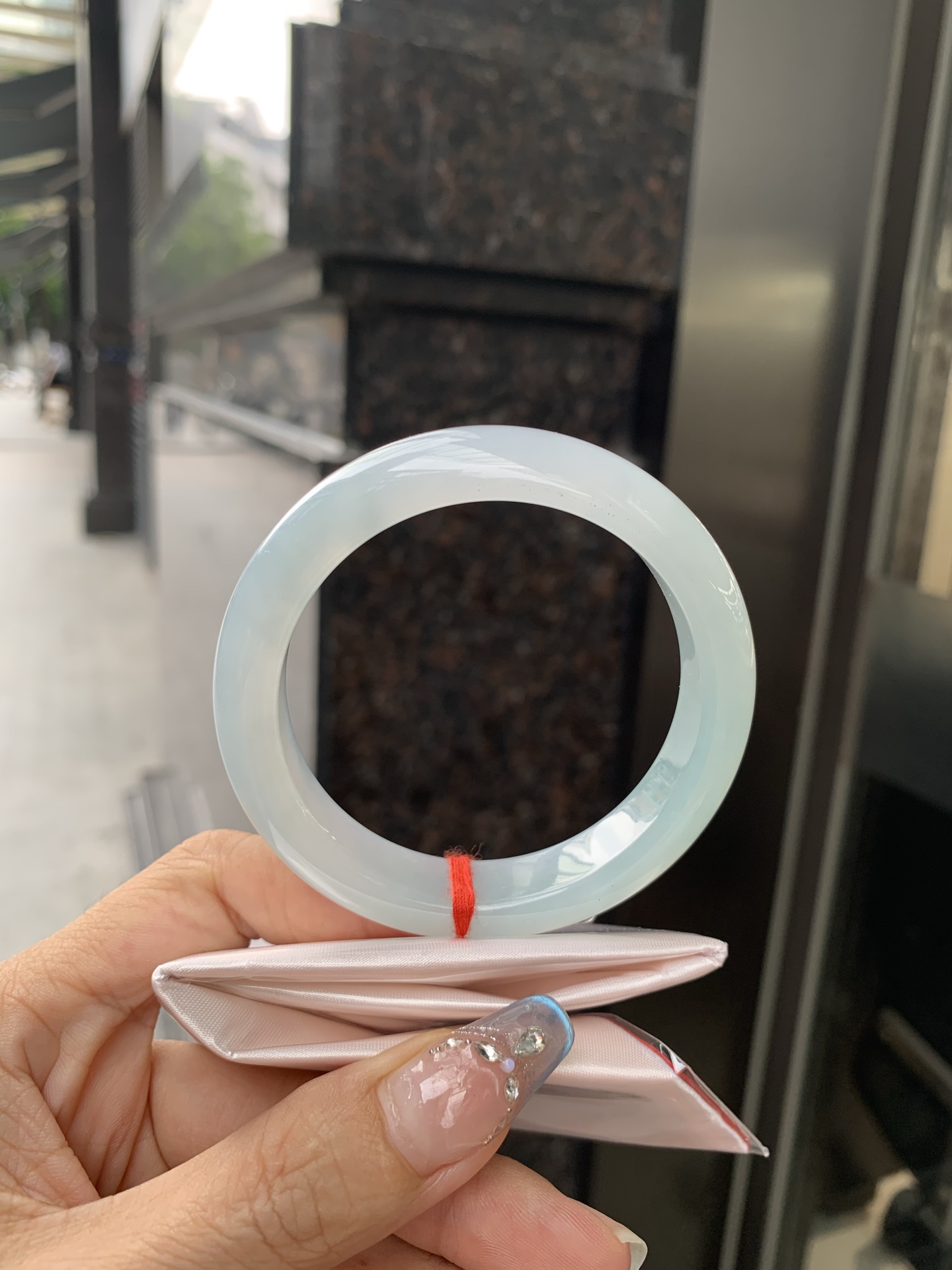 冰晴正圈，54/8.2/12.4，0502-4A101，打灯棉线，底妆水润，满圈渐变晴底，像初春嫩芽落入清泉，均匀柔和，抬眼就是一片宁静感