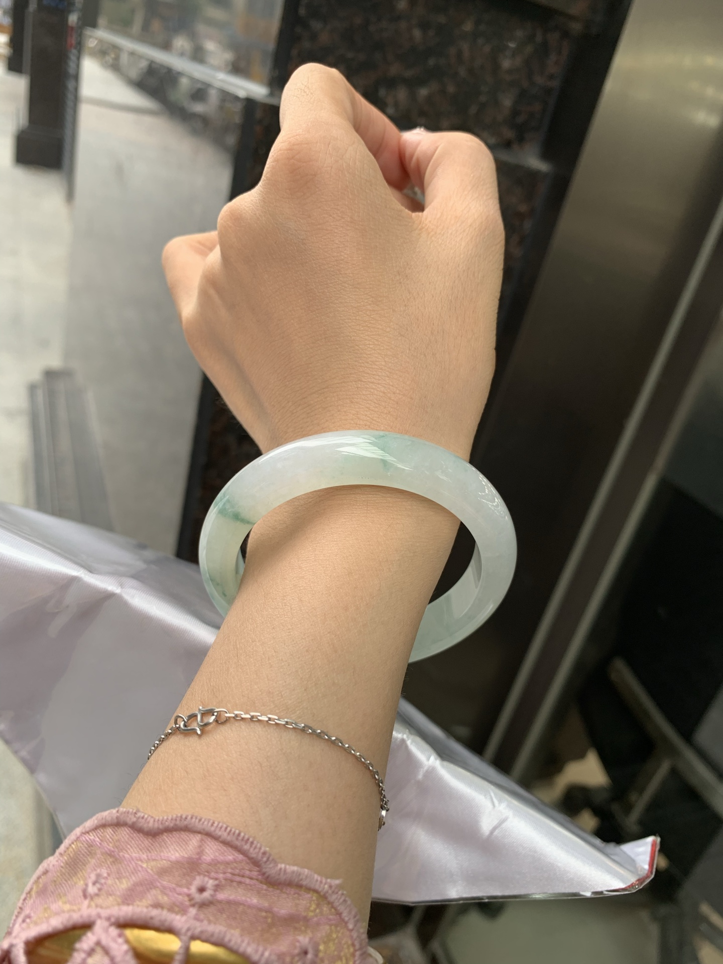 冰飘花正圈，56.2/8.4/11.9，0502-N615，底妆水润细腻，几抹蓝绿花灵动飘逸，意境感十足，古典优雅又秀气，无裂