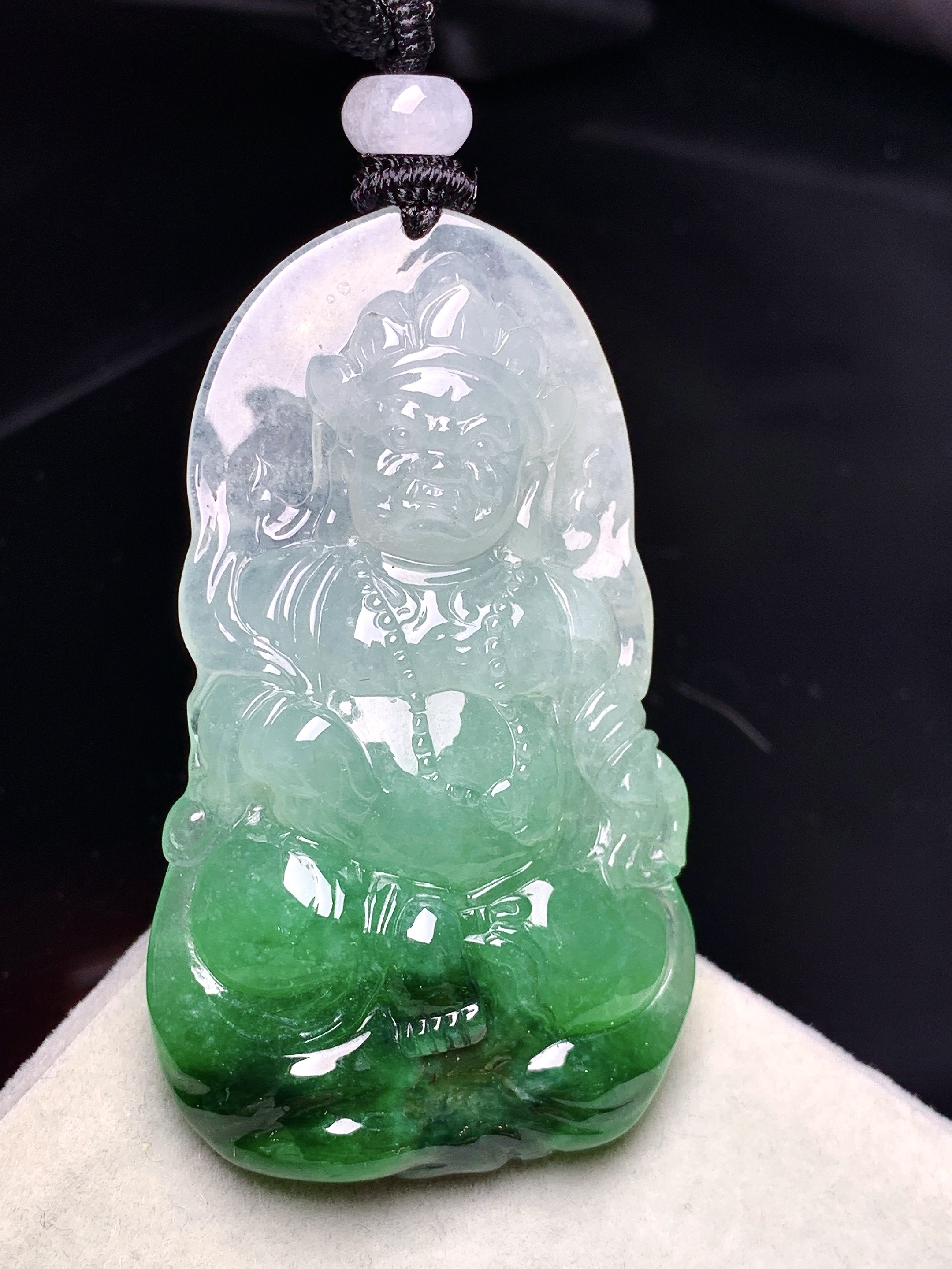 飘绿不动明王吊坠 玉质细腻 色泽艳丽清新 水润亮眼 整体尺寸50.6*29.5*7.8w1
