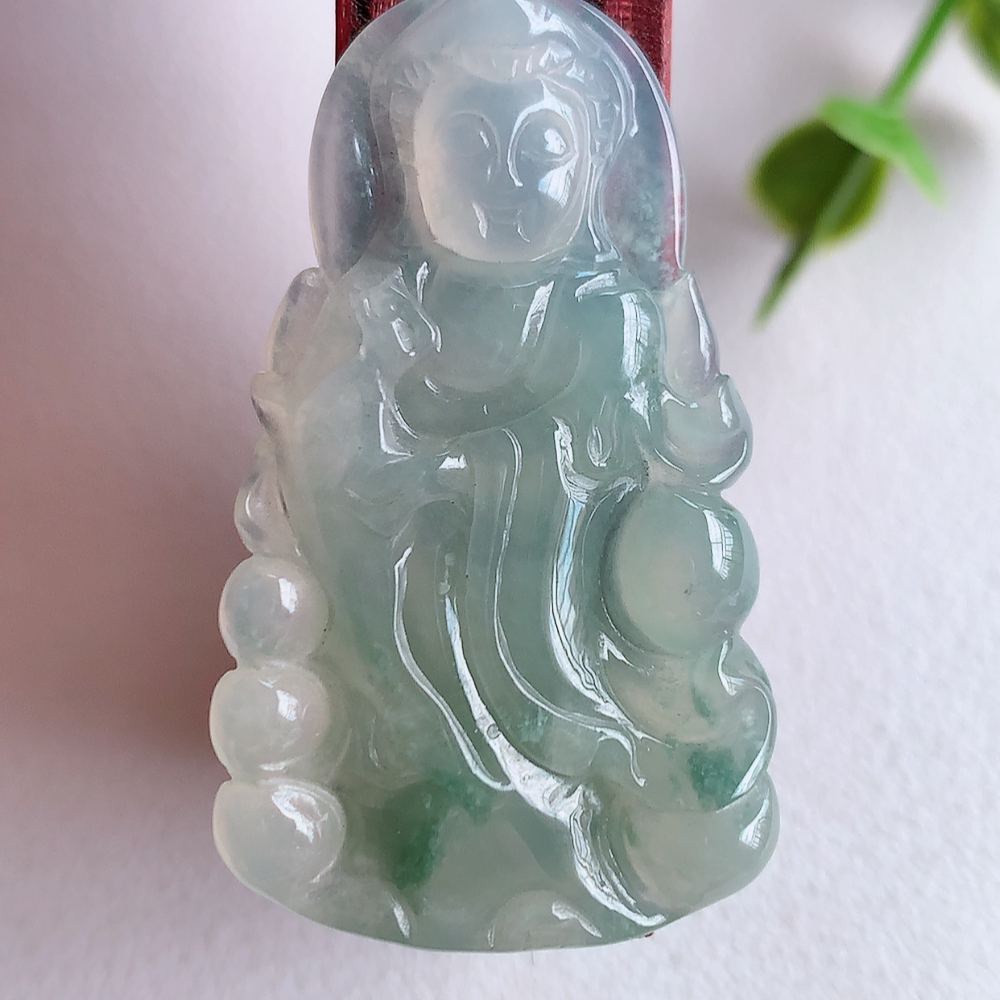 冰润精雕飘花观音吊坠，法相端庄大气，工艺精湛，种色浓郁，细腻饱满冰润，种老水足，收藏佳品，佩戴大气  W03.2   尺寸：39.5-23-4.8mm