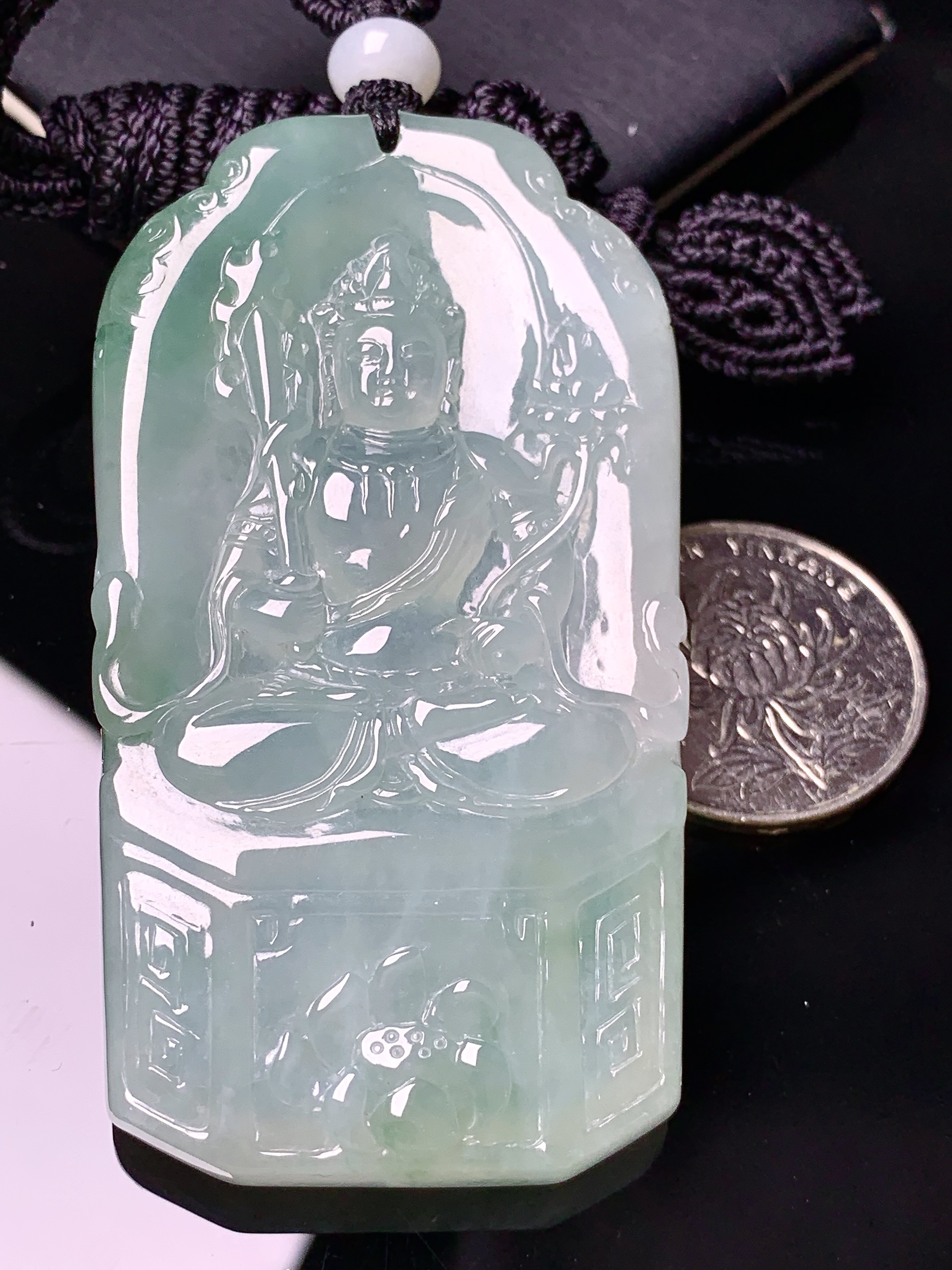 飘绿观音菩萨吊坠 玉质细腻 色泽艳丽清新 水润亮眼 整体尺寸69.8*38.5*6.8L1