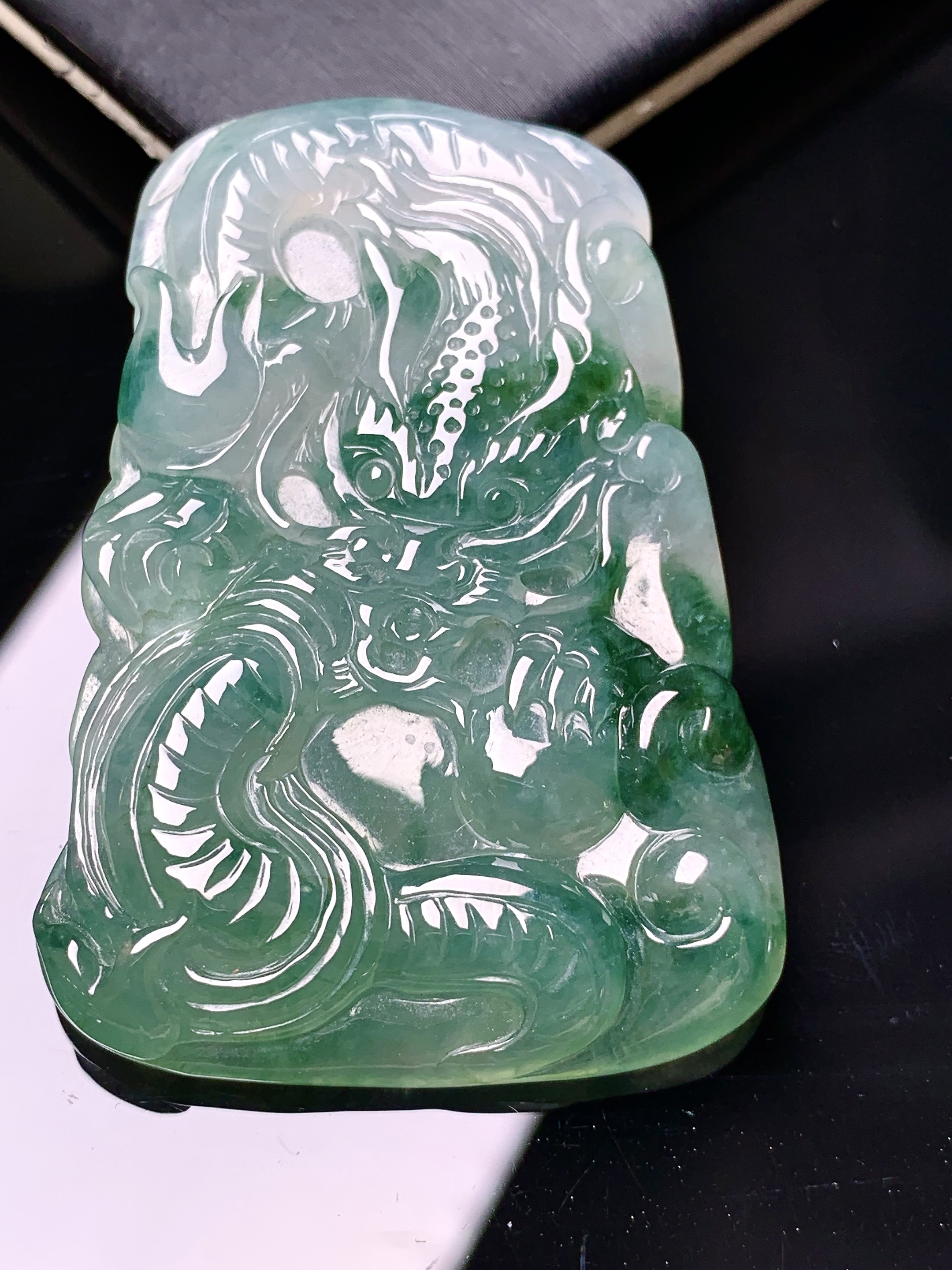 飘绿生肖龙吊坠 玉质细腻 色泽艳丽清新 水润亮眼 整体尺寸50.6*34.8*6.6c1