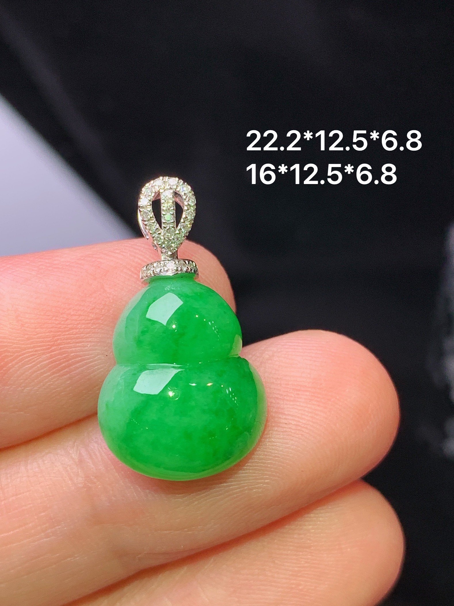 18k金钻镶嵌阳绿葫芦吊坠 玉质细腻 色泽艳丽清新 水润亮眼 整体尺寸22.2*12.5*6.8z1