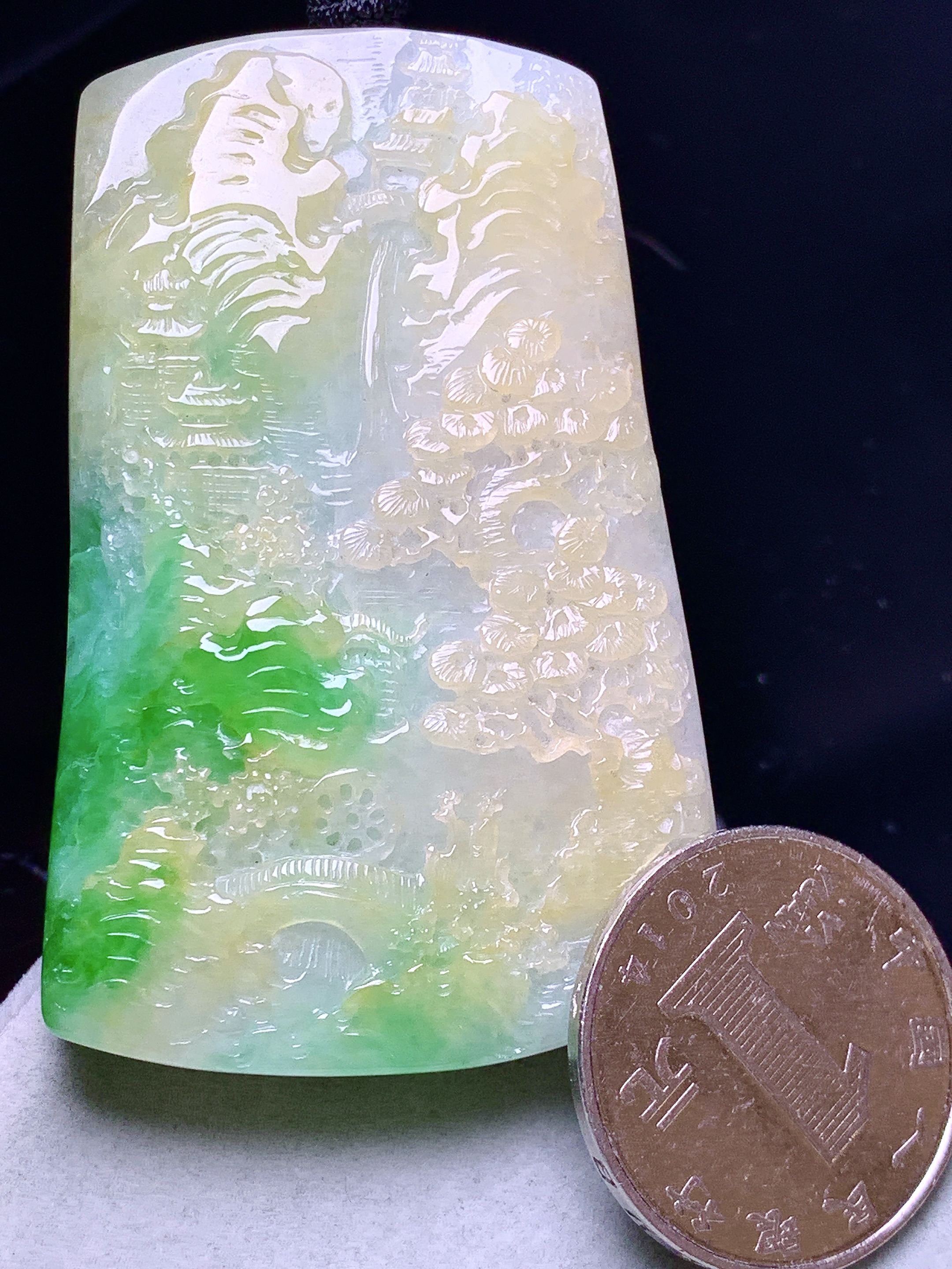飘黄翡翡山水吊坠 玉质细腻 色泽艳丽清新 水润亮眼 整体尺寸61.2*39*10.3w1
