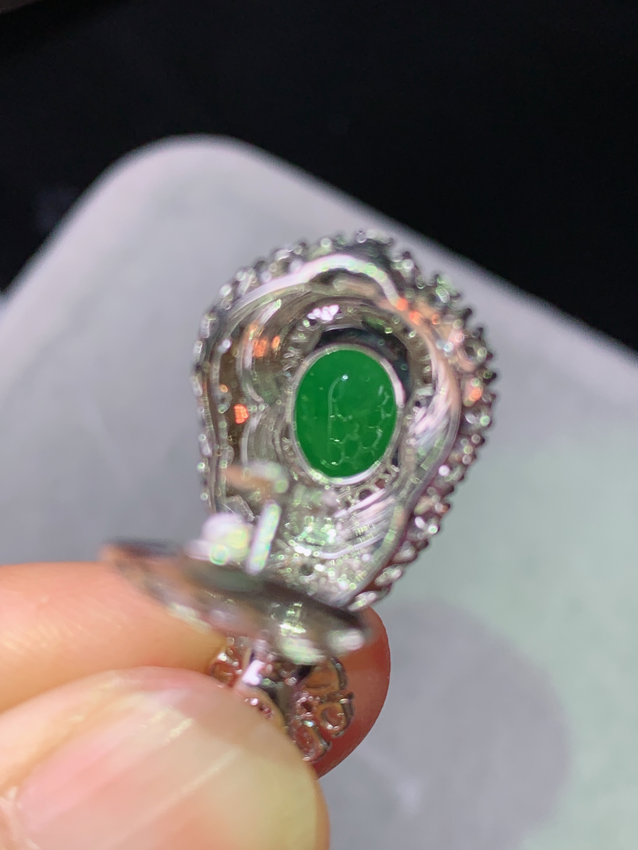 18k金钻镶嵌阳绿葫芦吊坠 玉质细腻 色泽艳丽清新 水润亮眼 整体尺寸27*14*11.5 h2