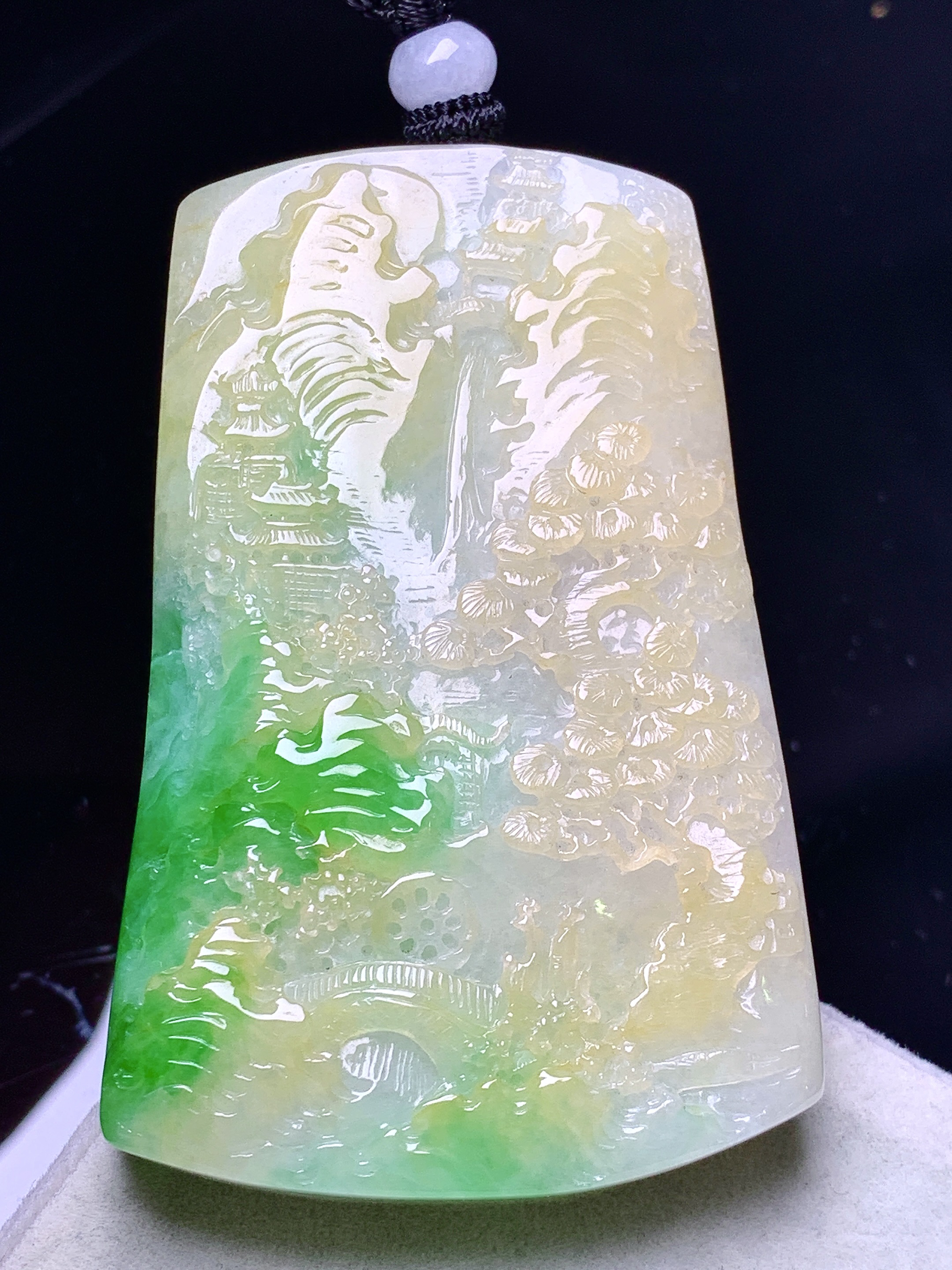 飘黄翡翡山水吊坠 玉质细腻 色泽艳丽清新 水润亮眼 整体尺寸61.2*39*10.3w1