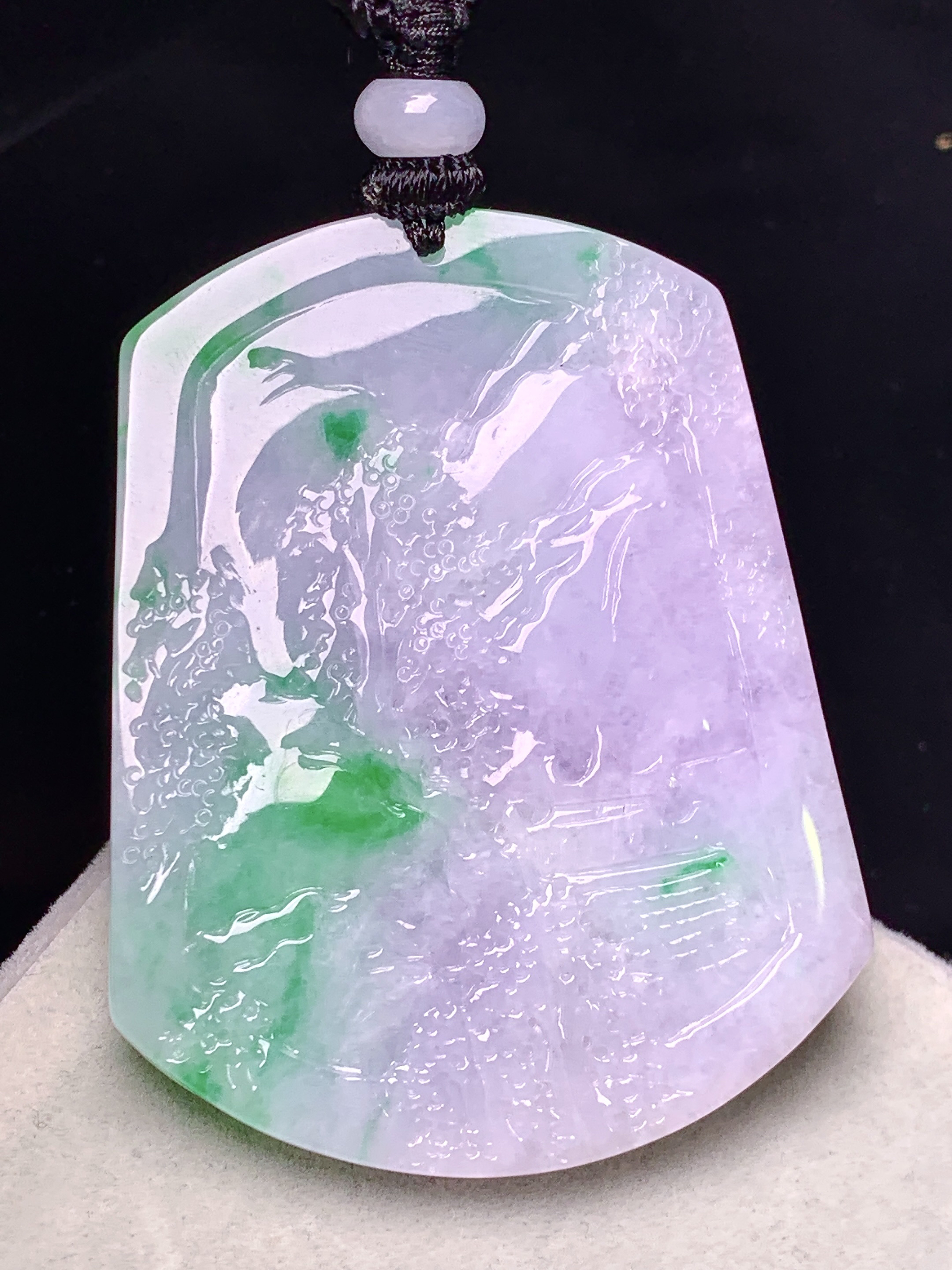 淡紫罗兰飘绿山水牌子吊坠 玉质细腻 色泽艳丽清新 水润亮眼 整体尺寸47.7*37.5*5.2w1