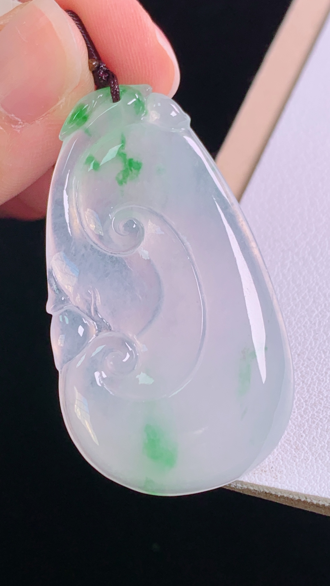 ️冰飘绿如意，色泽鲜亮，清爽通透，无裂，尺寸:46.1/26.0/4.7mm