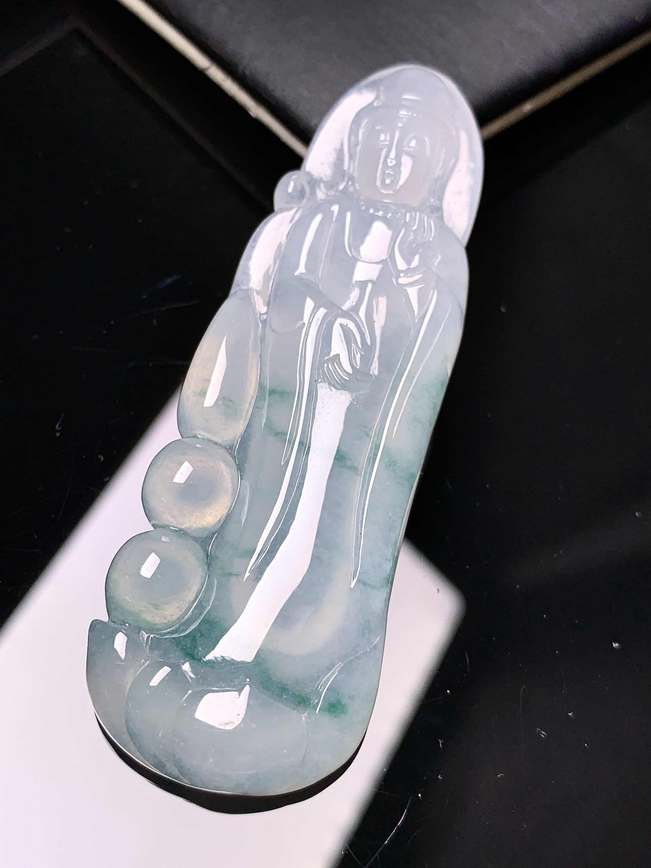 飘绿观音菩萨吊坠 玉质细腻 色泽艳丽清新 水润亮眼 整体尺寸68*23*6.8f4