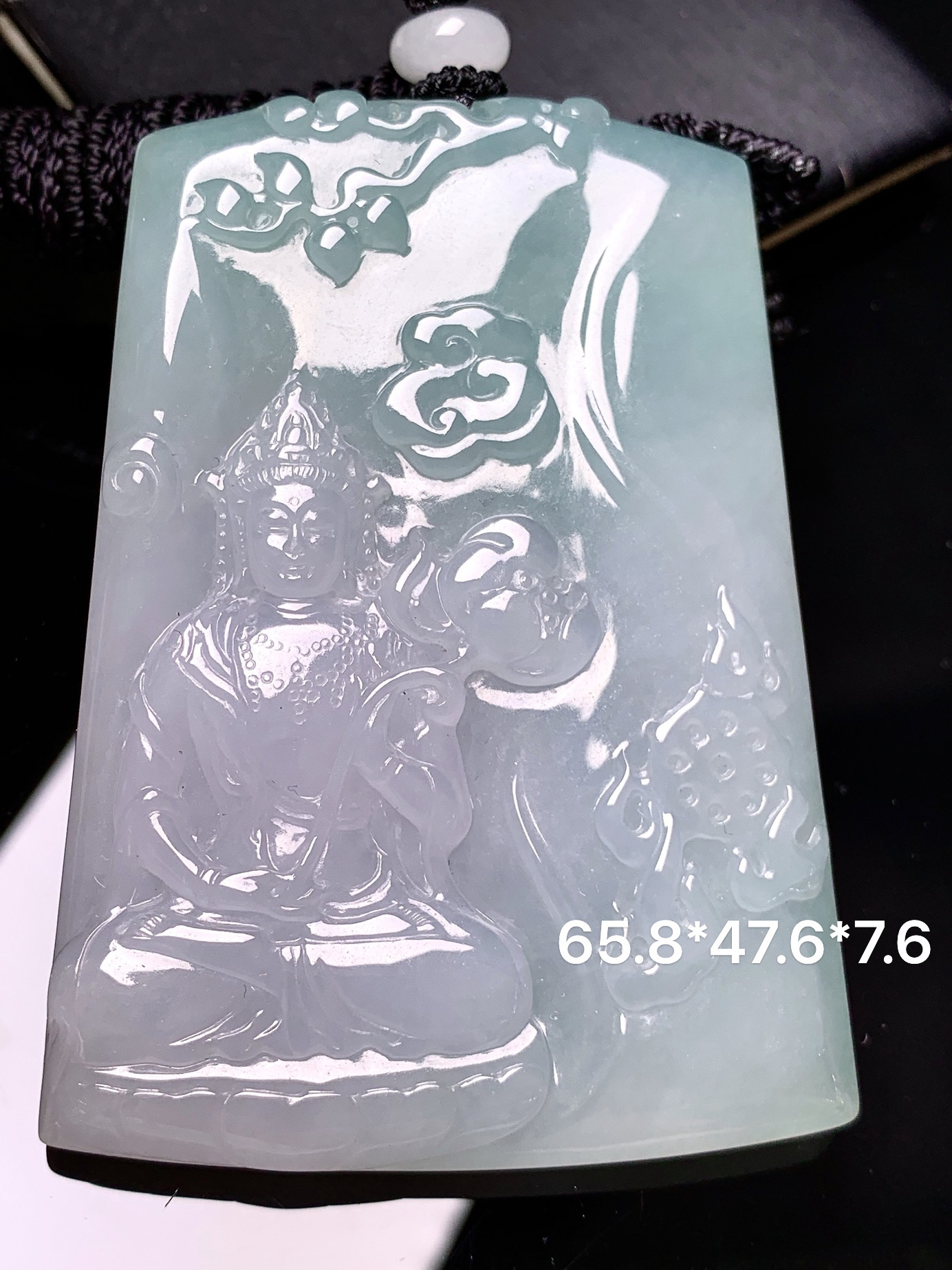飘绿度母观音菩萨吊坠 玉质细腻 色泽艳丽清新 水润亮眼 整体尺寸65.8*47.6*7.6L1