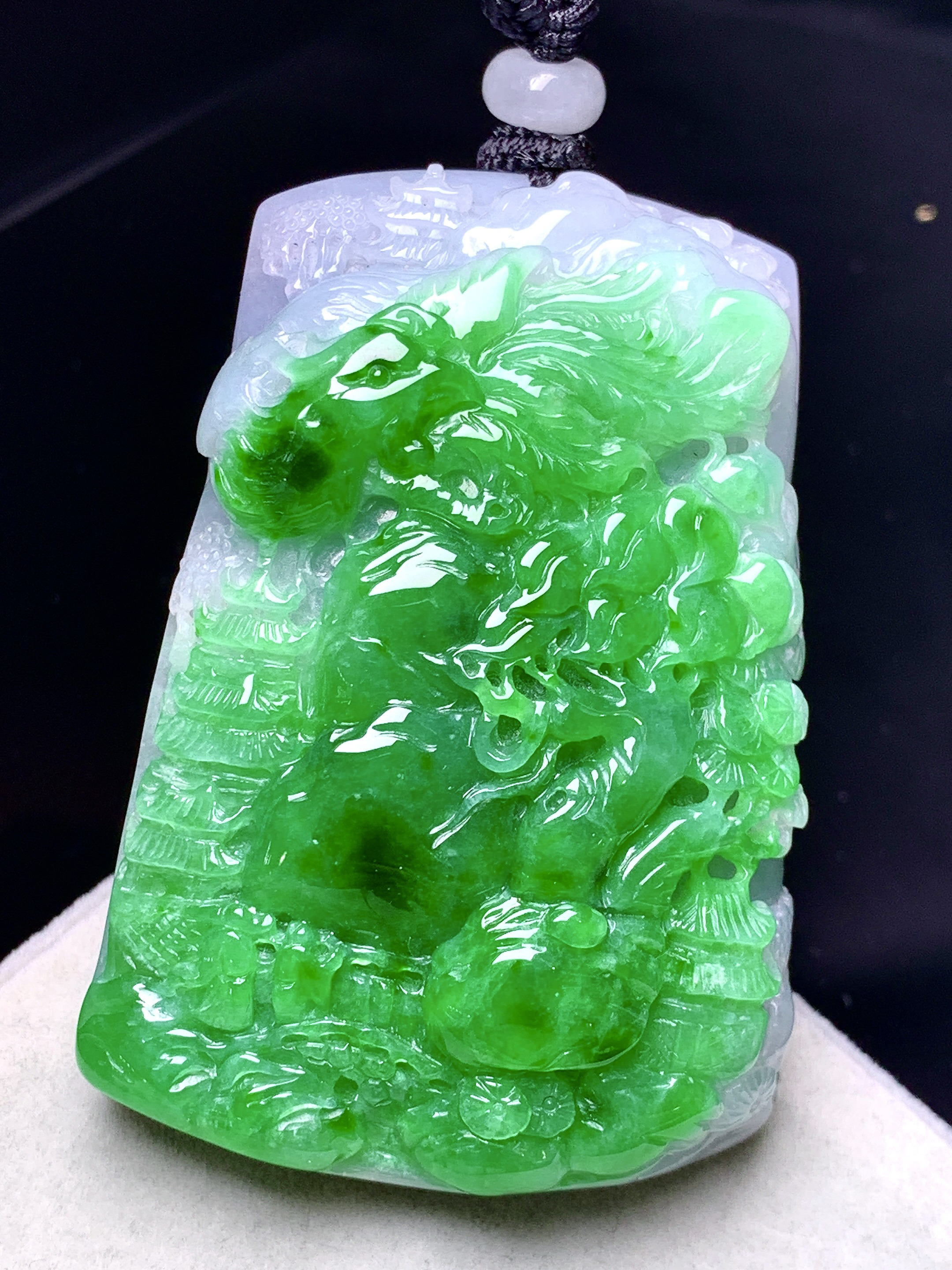 飘绿山水牌子吊坠 玉质细腻 色泽艳丽清新 水润亮眼 整体尺寸54.3*37*15w1