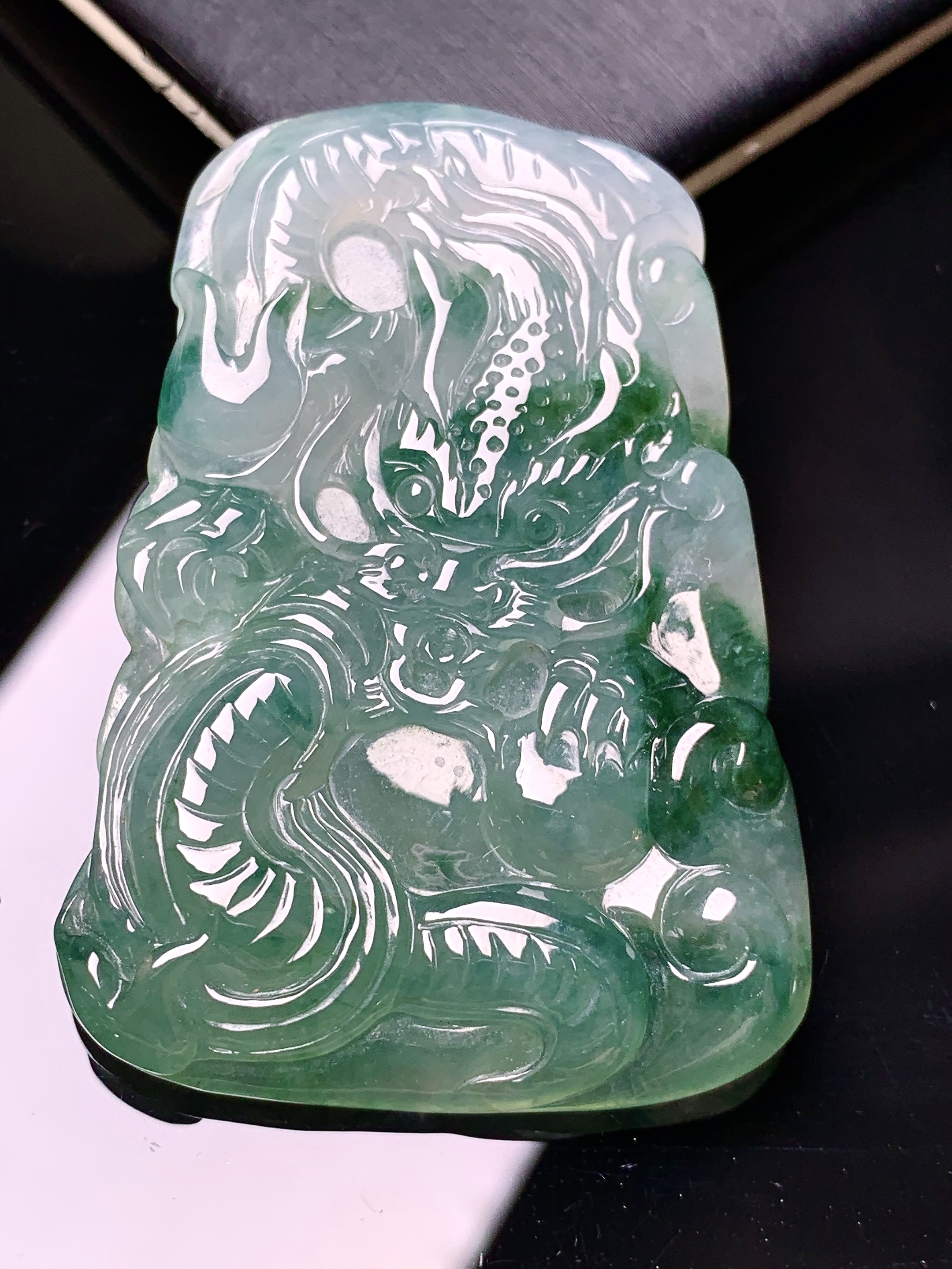 飘绿生肖龙吊坠 玉质细腻 色泽艳丽清新 水润亮眼 整体尺寸50.6*34.8*6.6c1