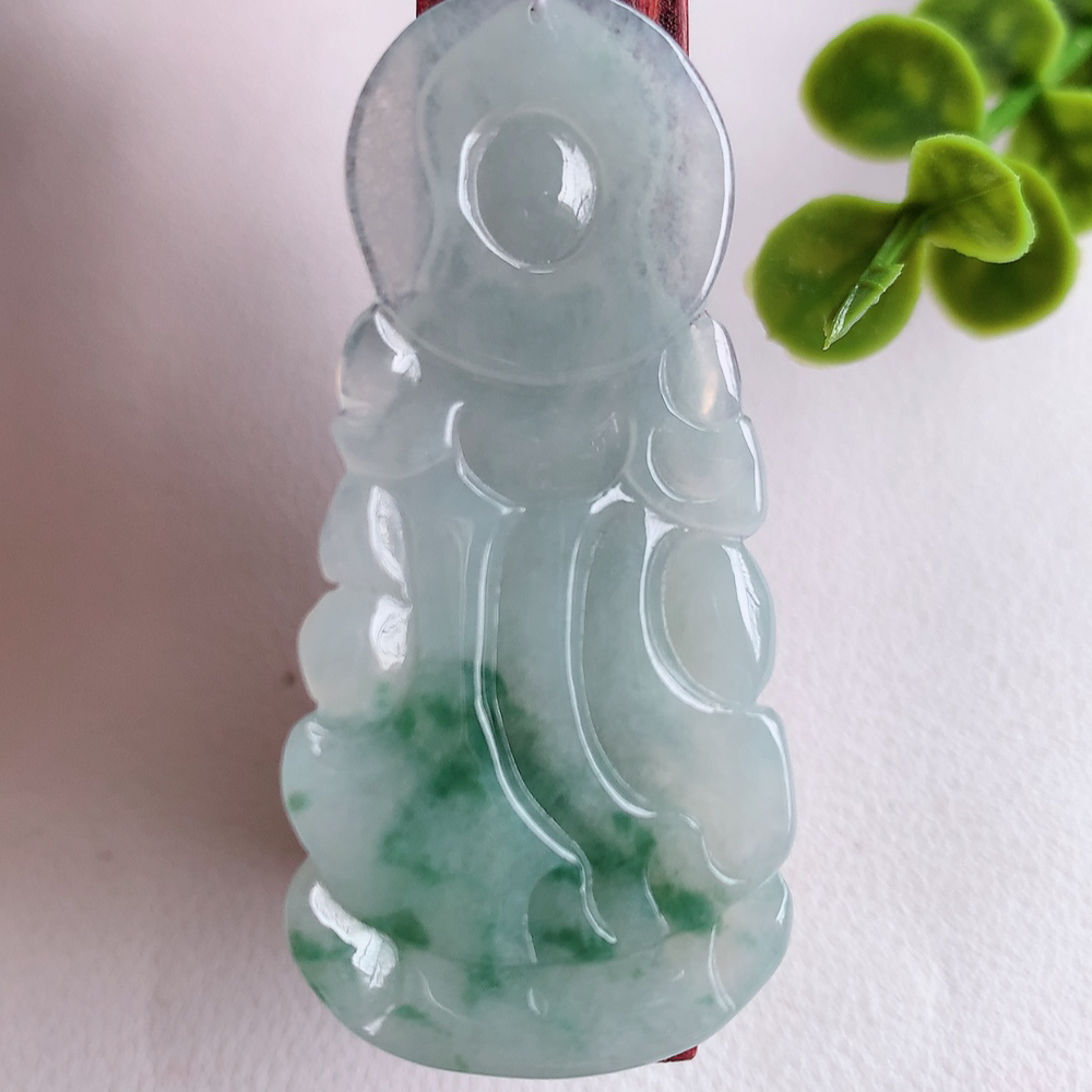 冰润飘花精雕观音吊坠，法相端庄大气，工艺精湛，种色浓郁，细腻饱满冰润，种老水足，收藏佳品，佩戴大气  W415.2   尺寸：52.5-25-5.3mm