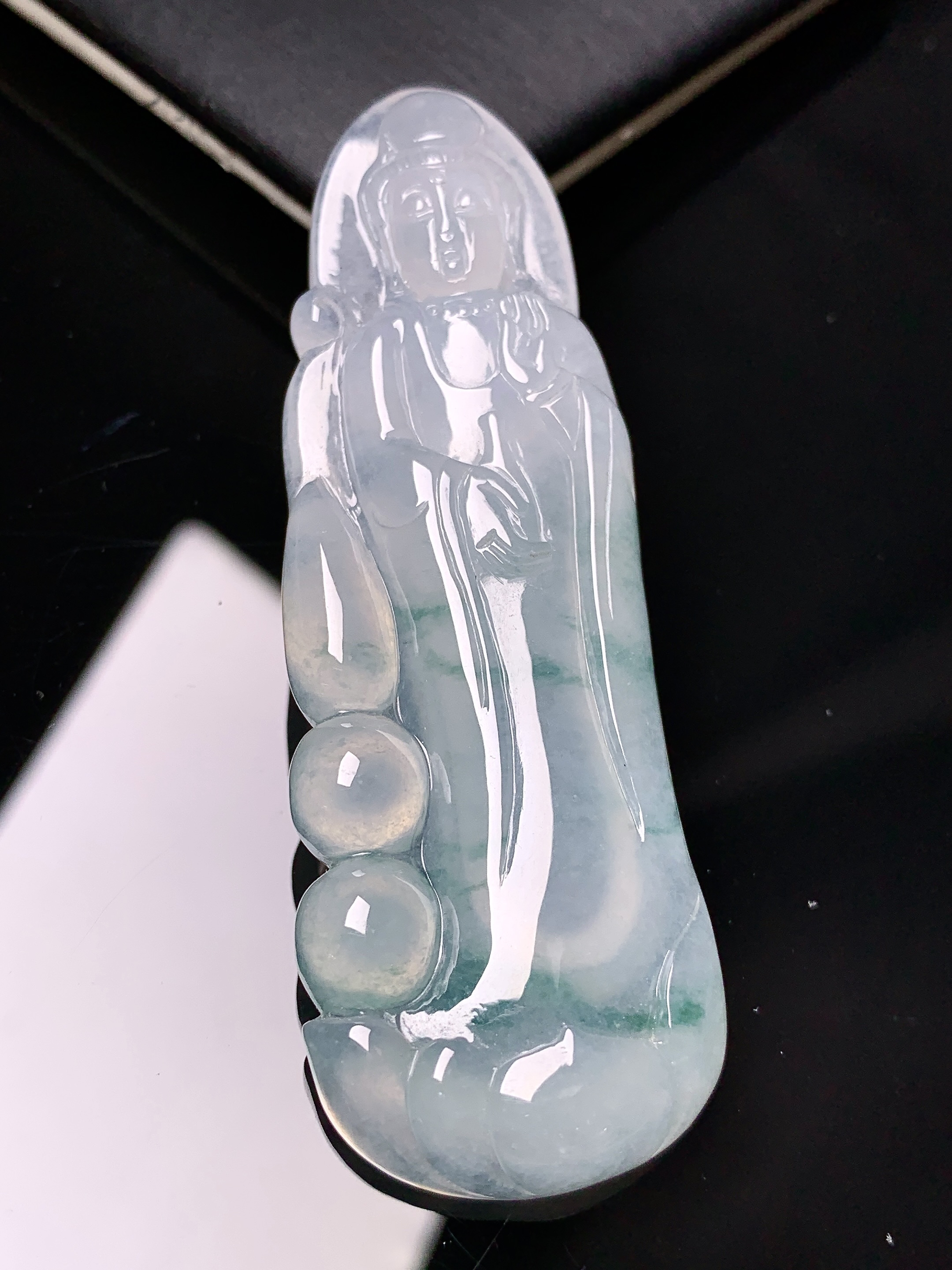 飘绿观音菩萨吊坠 玉质细腻 色泽艳丽清新 水润亮眼 整体尺寸68*23*6.8f4
