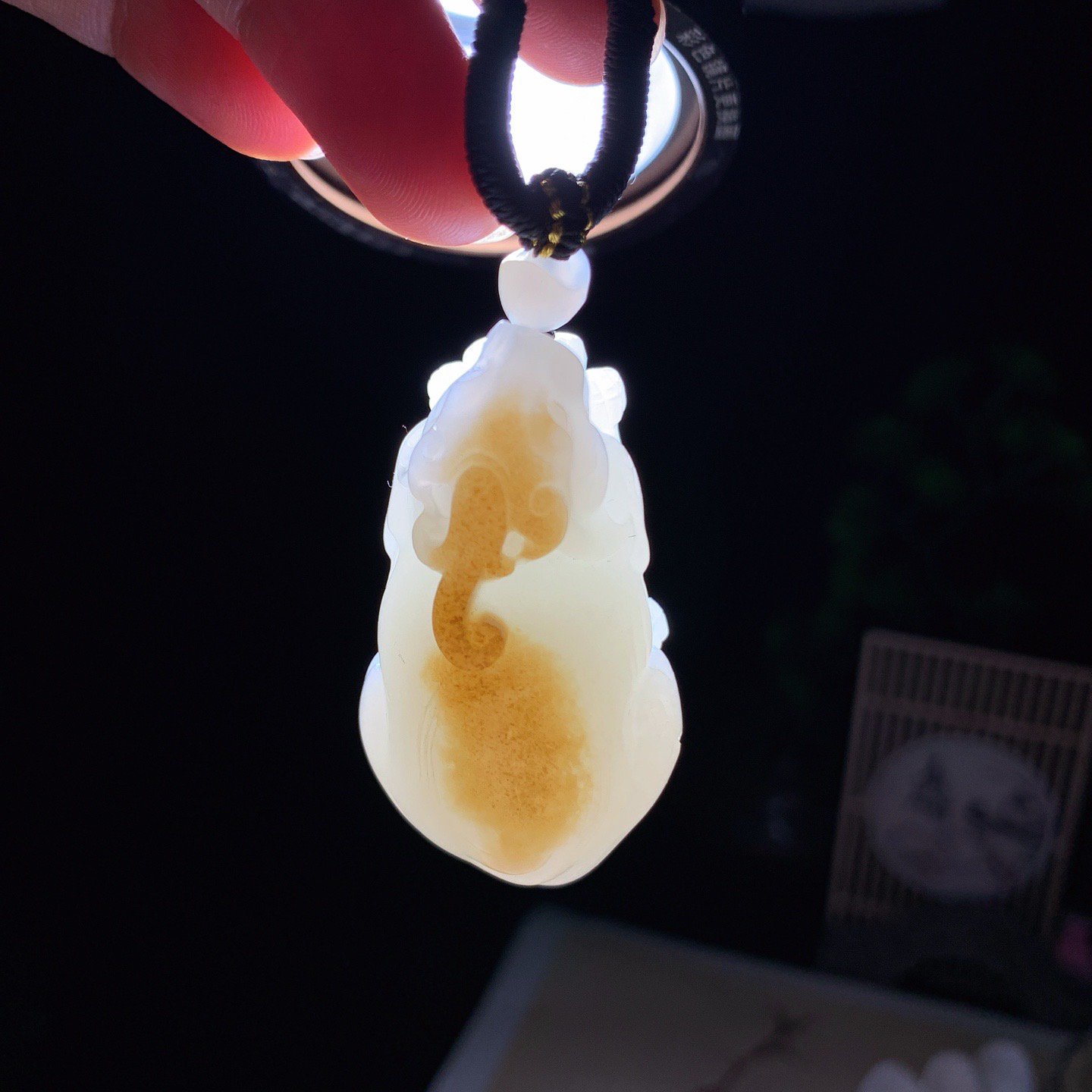新疆和田玉且末糖貔貅挂件 尺寸47/26/20重42克。玉质细腻油润。手推出油。佩戴高端典雅。lt260504