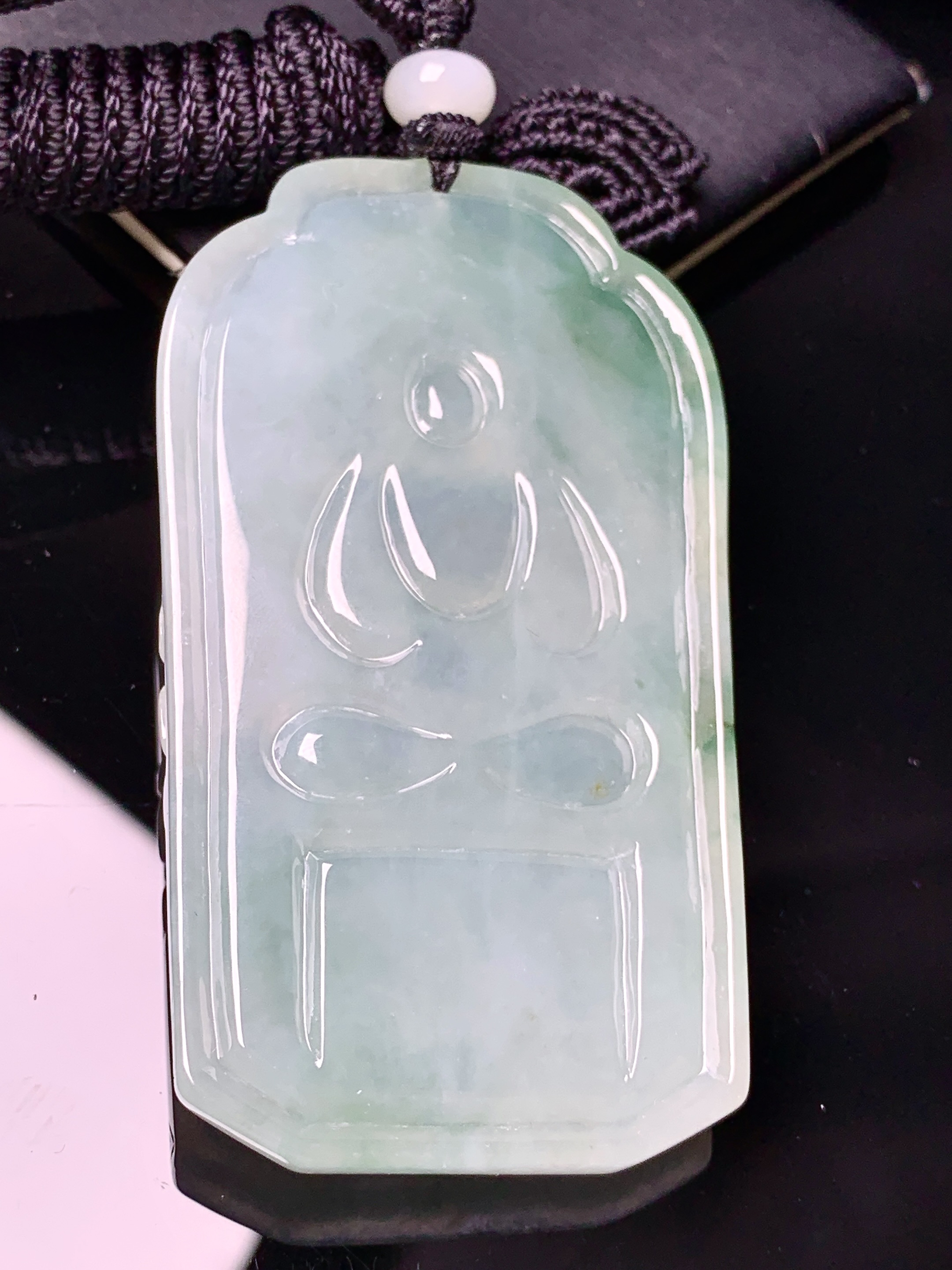 飘绿观音菩萨吊坠 玉质细腻 色泽艳丽清新 水润亮眼 整体尺寸69.8*38.5*6.8L1