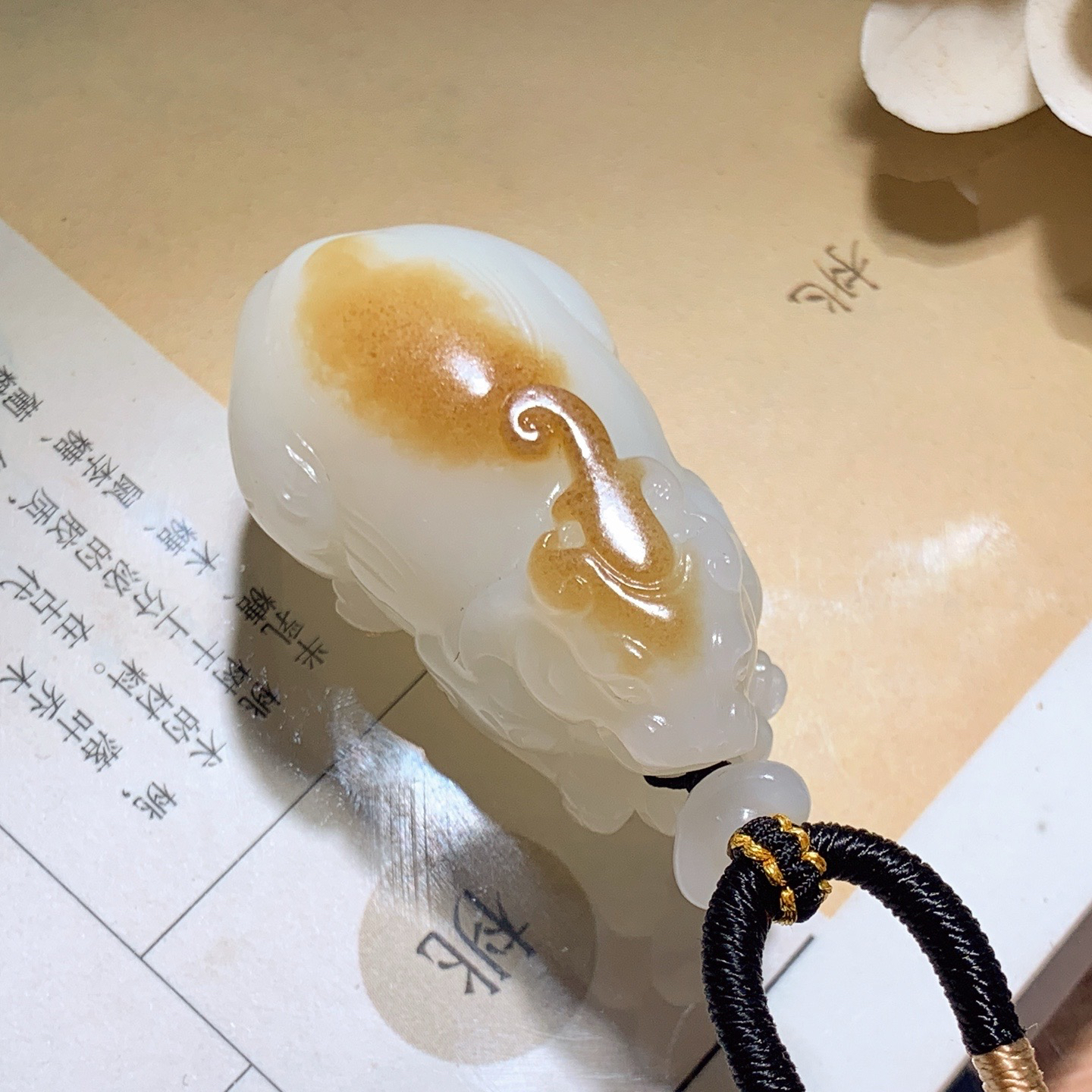 新疆和田玉且末糖貔貅挂件 尺寸47/26/20重42克。玉质细腻油润。手推出油。佩戴高端典雅。lt260504