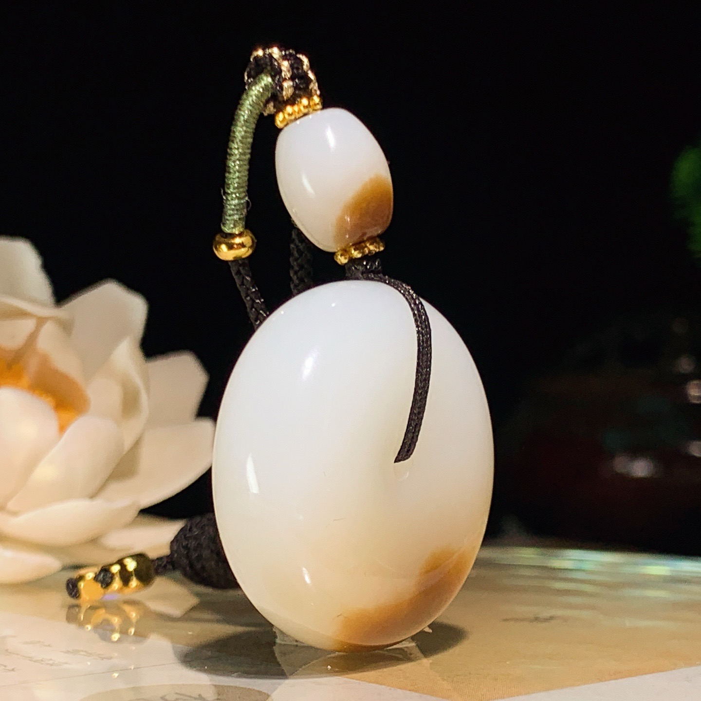 新疆和田玉且末糖平安扣挂件 尺寸32/12重29.8克。玉质细腻油润。手推出油。佩戴高端典雅。lt260504