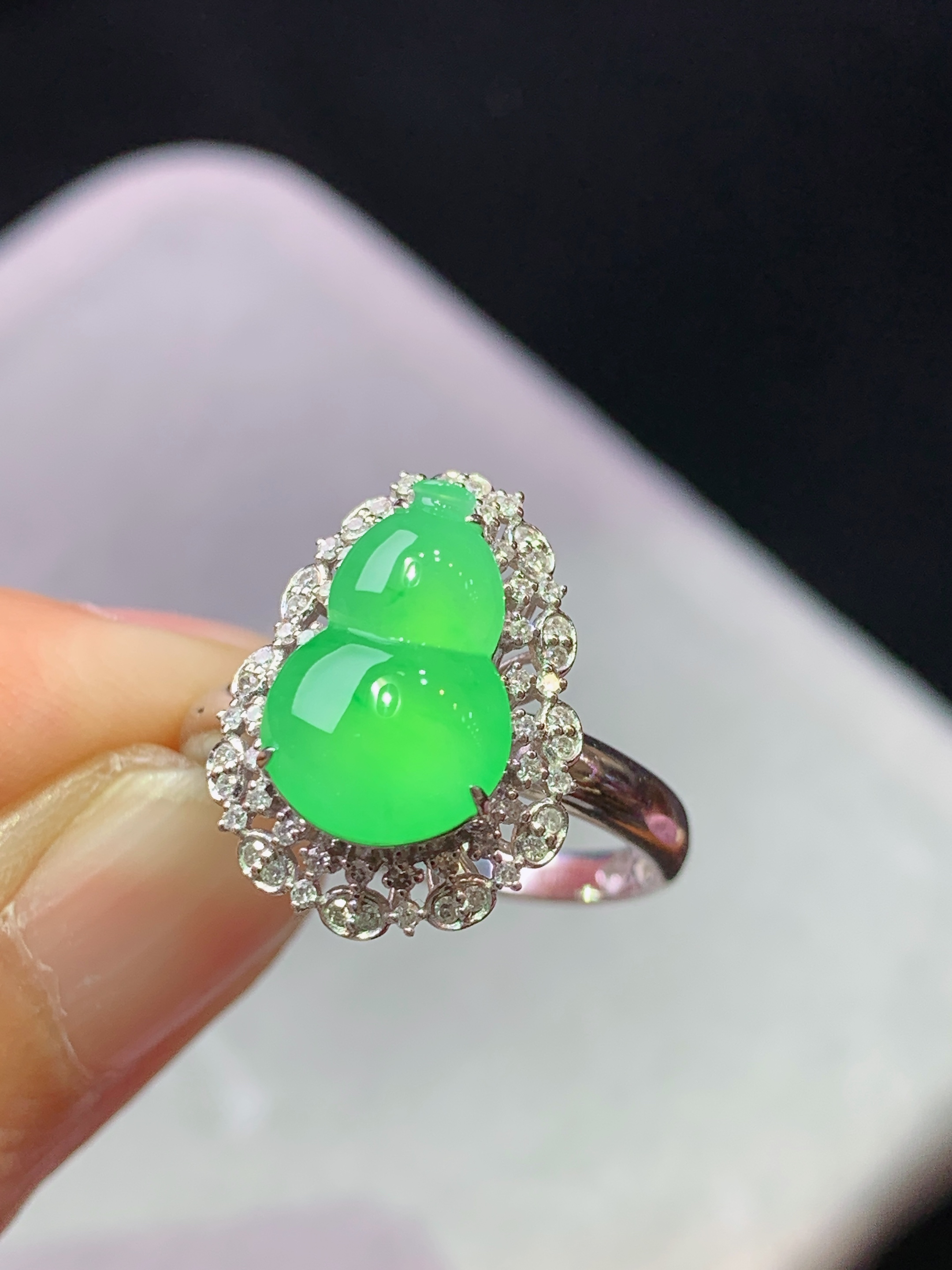18k金钻镶嵌冰阳绿葫芦戒指 玉质细腻 色泽艳丽清新 水润亮眼 圈口14 整体尺寸16.6*12.2*8.5 x2