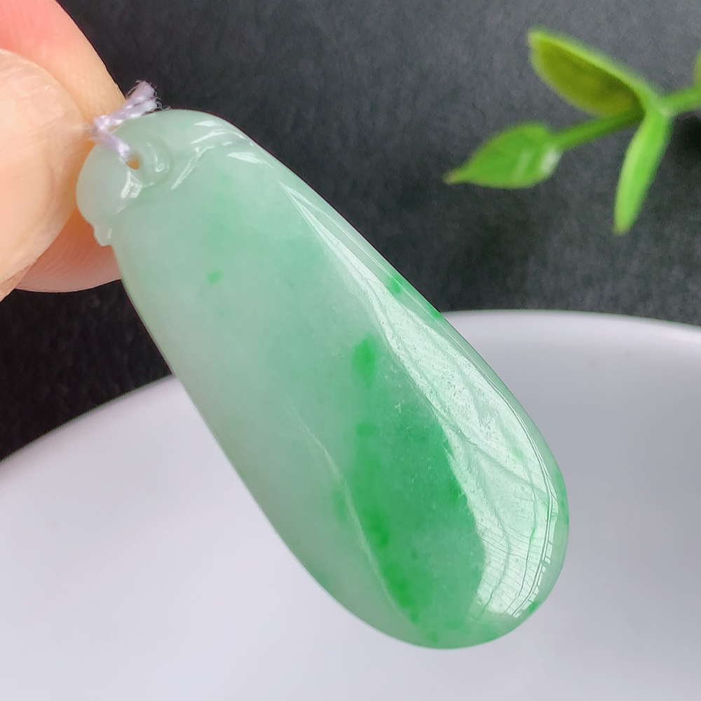 冰润飘阳绿福瓜翡翠吊坠，呱呱来财，福气满满的美好寓意，清新自然  沁人心脾，造型独特，清秀高雅  W415.2  尺寸：34.5-15-5.8mm