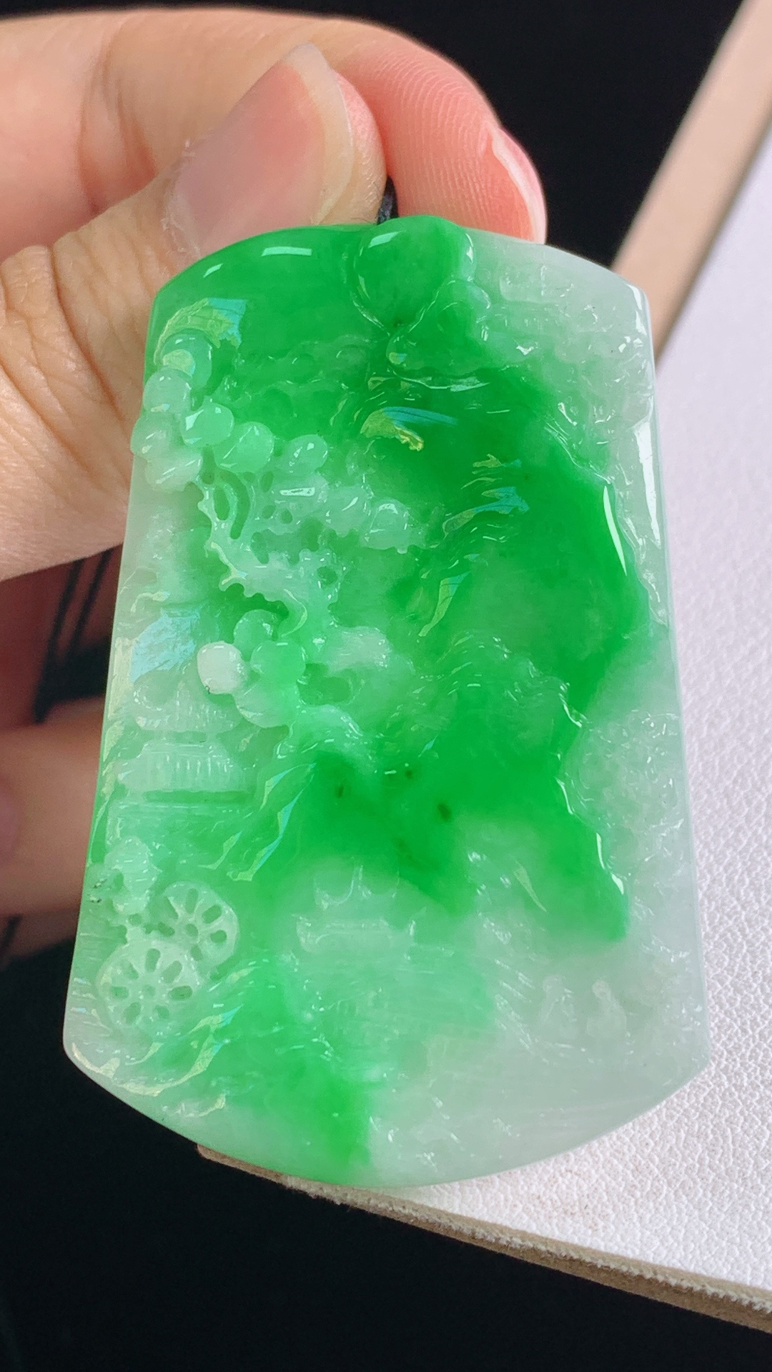 ️阳绿山水牌，色辣色艳，雕工精细，无裂，尺寸51.9/34.8/5.4，编号27