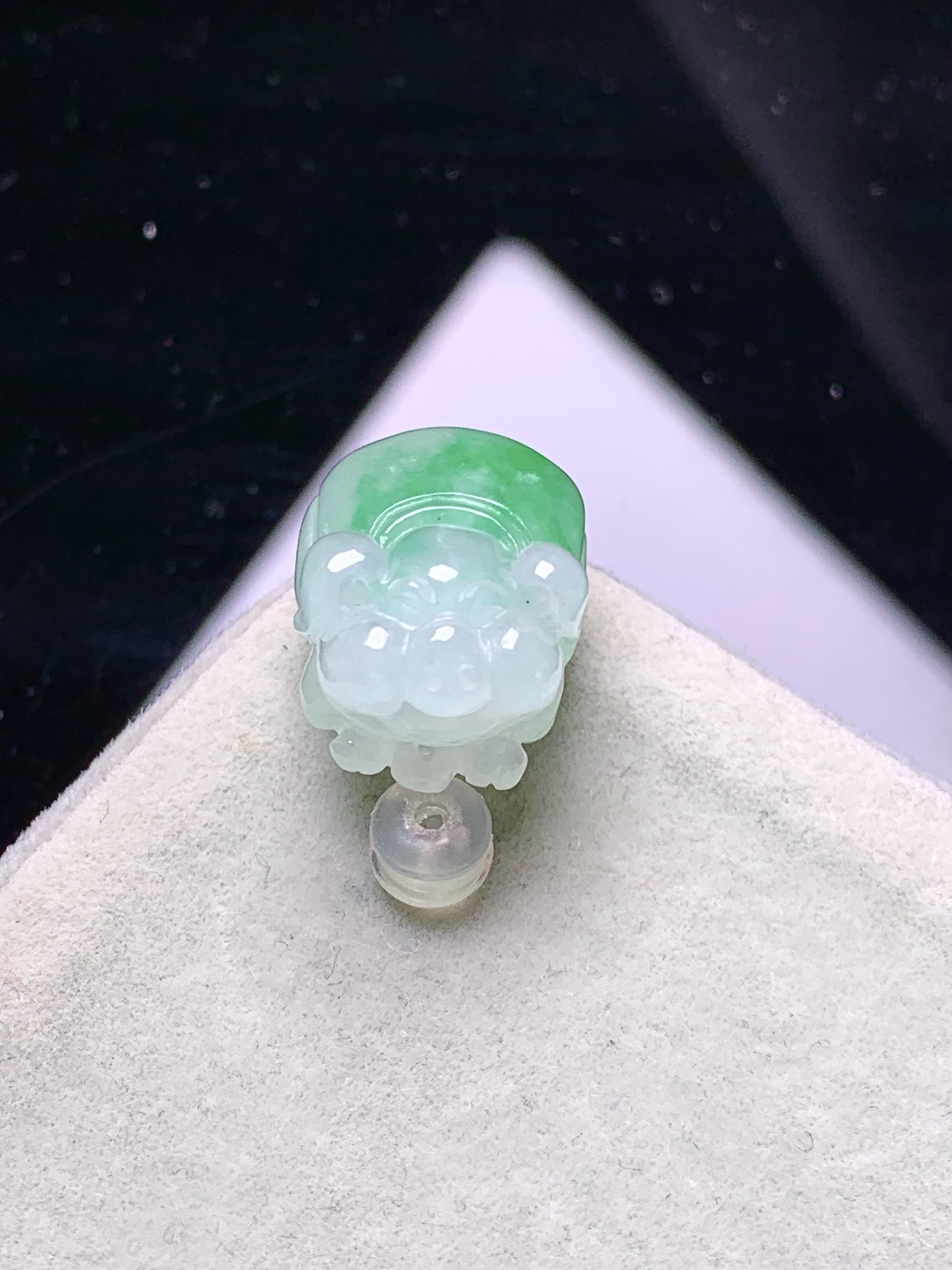 飘绿生肖猪吊坠 玉质细腻 色泽艳丽清新 水润亮眼 整体尺寸17.5*12*10.8a5