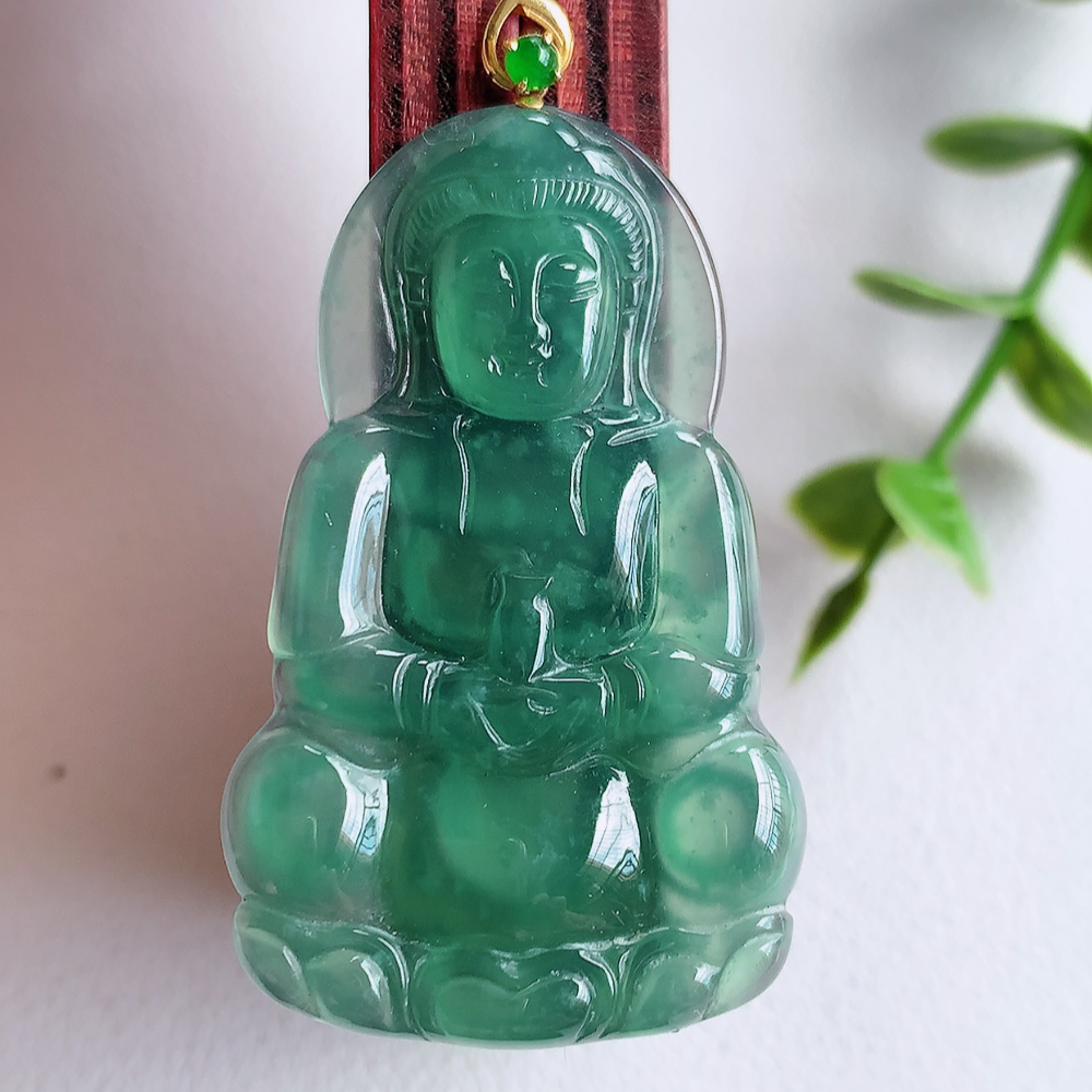 18k金扣蓝冰精雕观音吊坠，法相端庄大气，工艺精湛，种色浓郁，细腻饱满冰润，种老水足，收藏佳品，佩戴大气  W03.2   尺寸：42.5-26-3.6mm