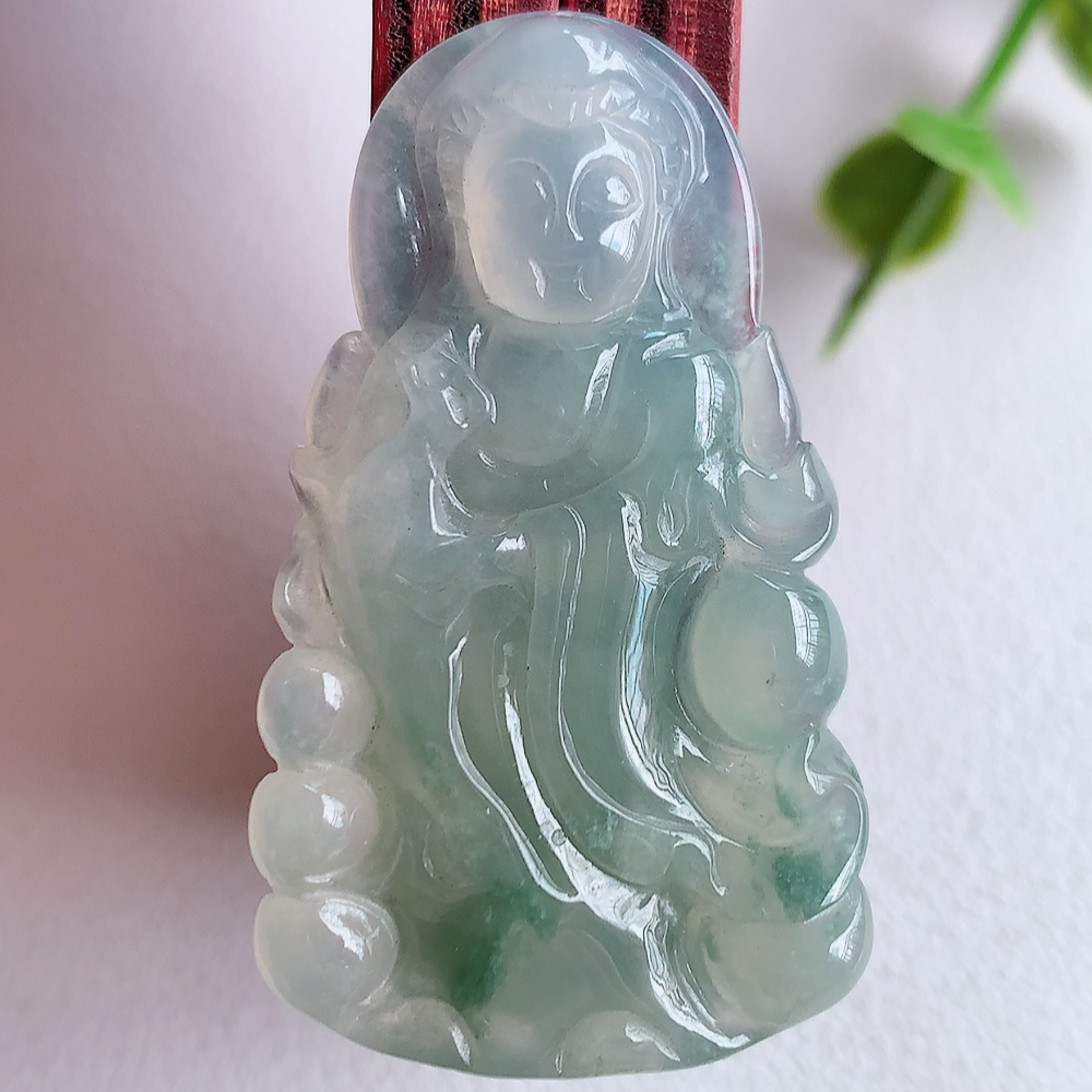 冰润精雕飘花观音吊坠，法相端庄大气，工艺精湛，种色浓郁，细腻饱满冰润，种老水足，收藏佳品，佩戴大气 