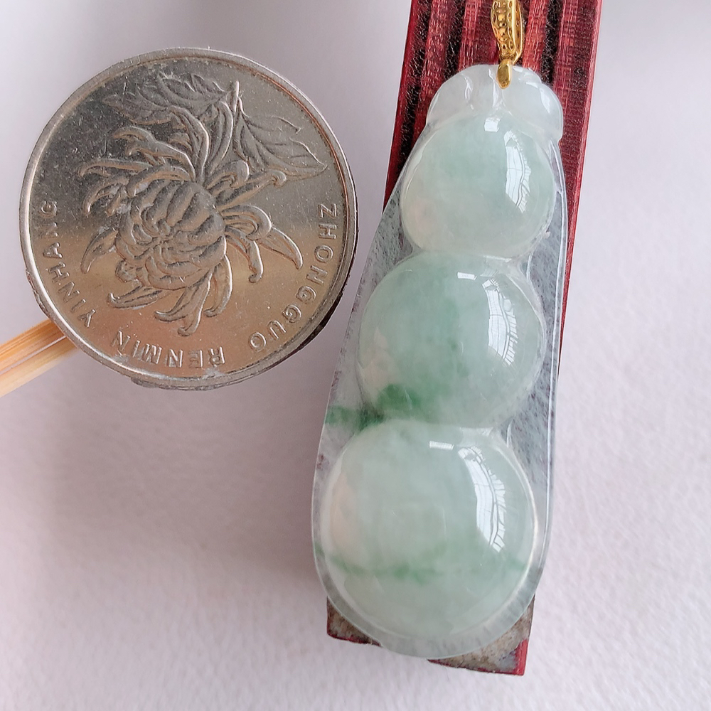 18k金扣冰润飘花福豆翡翠挂件，老种飘花  冰清玉洁  胶感十足  寓意“四季平安，福气满满”颜色鲜艳，清新自然，饱满通透   W415.2  尺寸：41.5-16.5-6mm