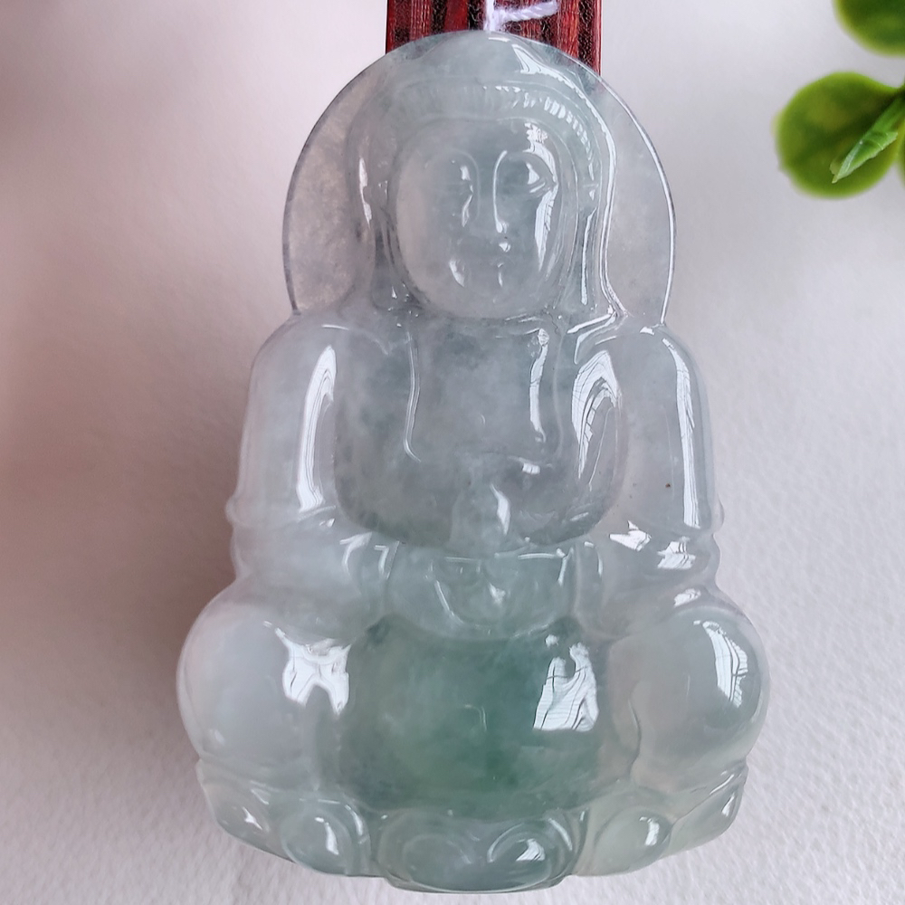 冰润飘花精雕观音吊坠，法相端庄大气，工艺精湛，种色浓郁，细腻饱满冰润，种老水足，收藏佳品，佩戴大气 