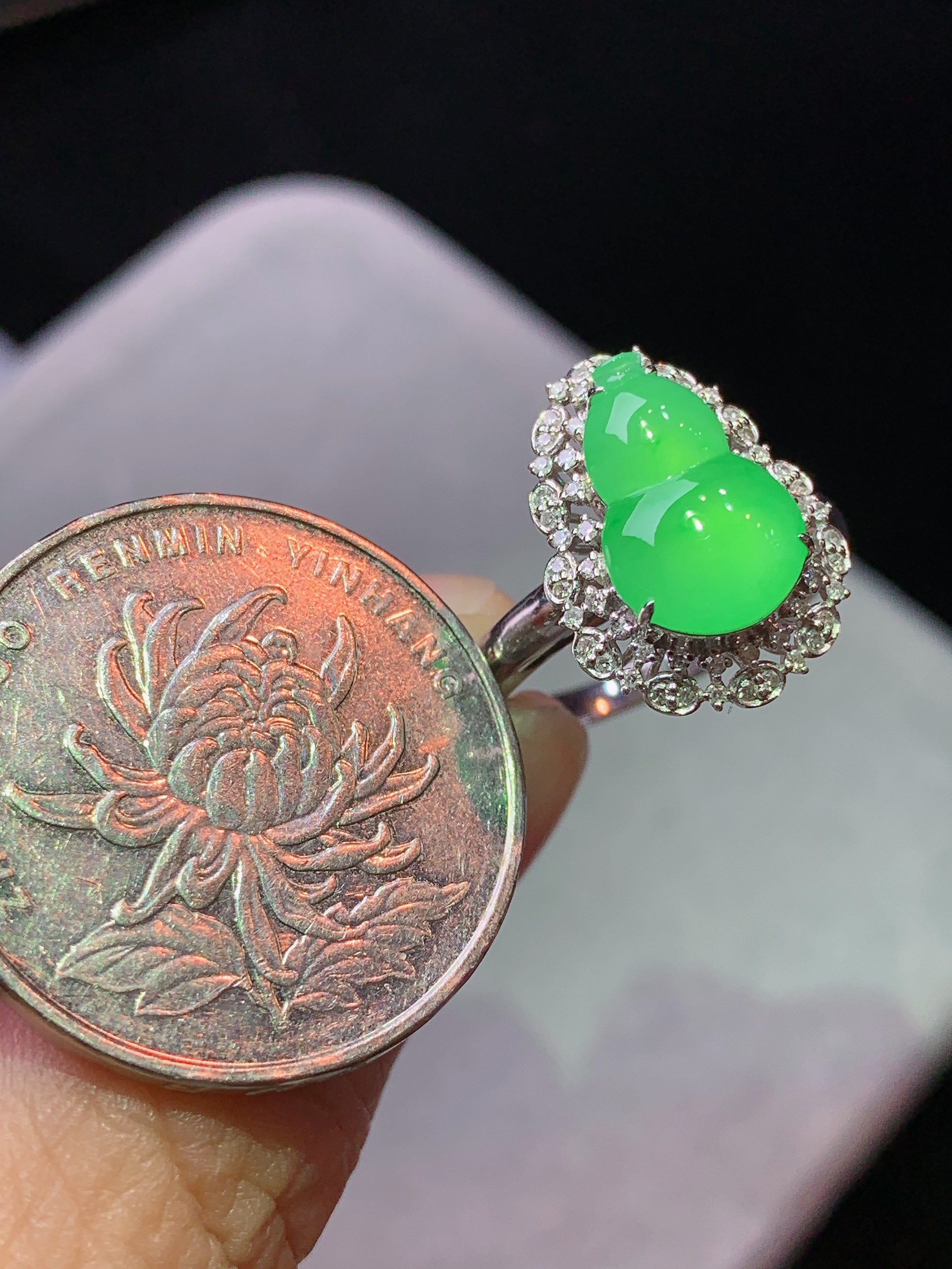 18k金钻镶嵌冰阳绿葫芦戒指 玉质细腻 色泽艳丽清新 水润亮眼 圈口14 整体尺寸16.6*12.2*8.5 x2